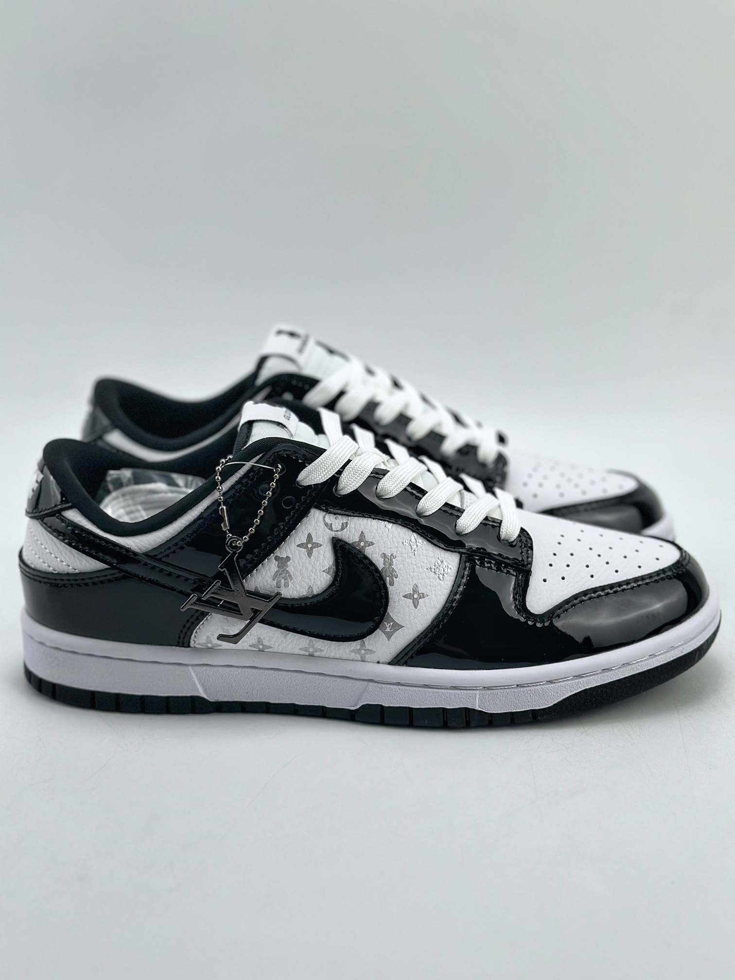 280 Nike SB Dunk Low x Louis Vuitton 黑白漆皮 DQ1098-358