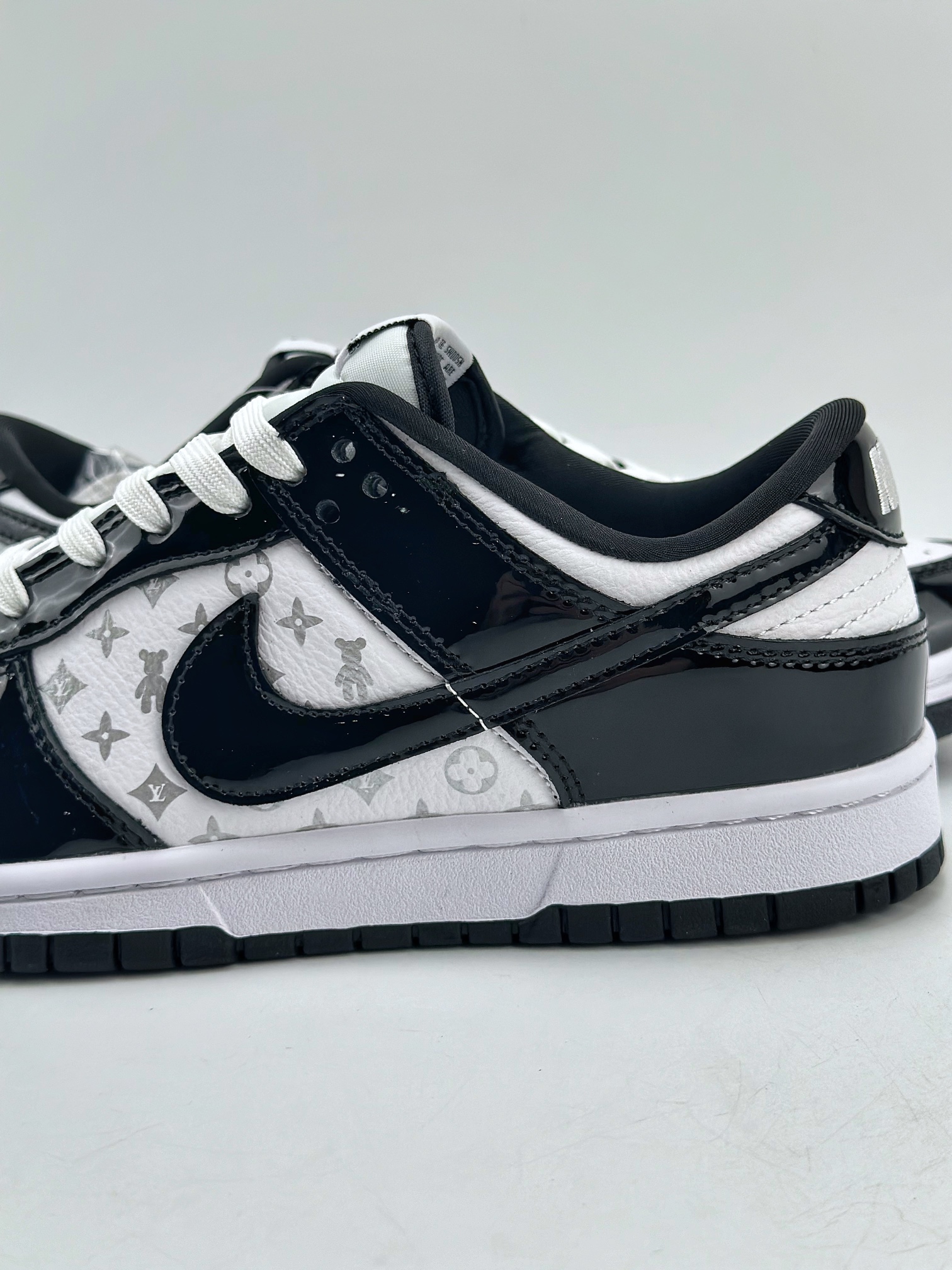 280 Nike SB Dunk Low x Louis Vuitton 黑白漆皮 DQ1098-358