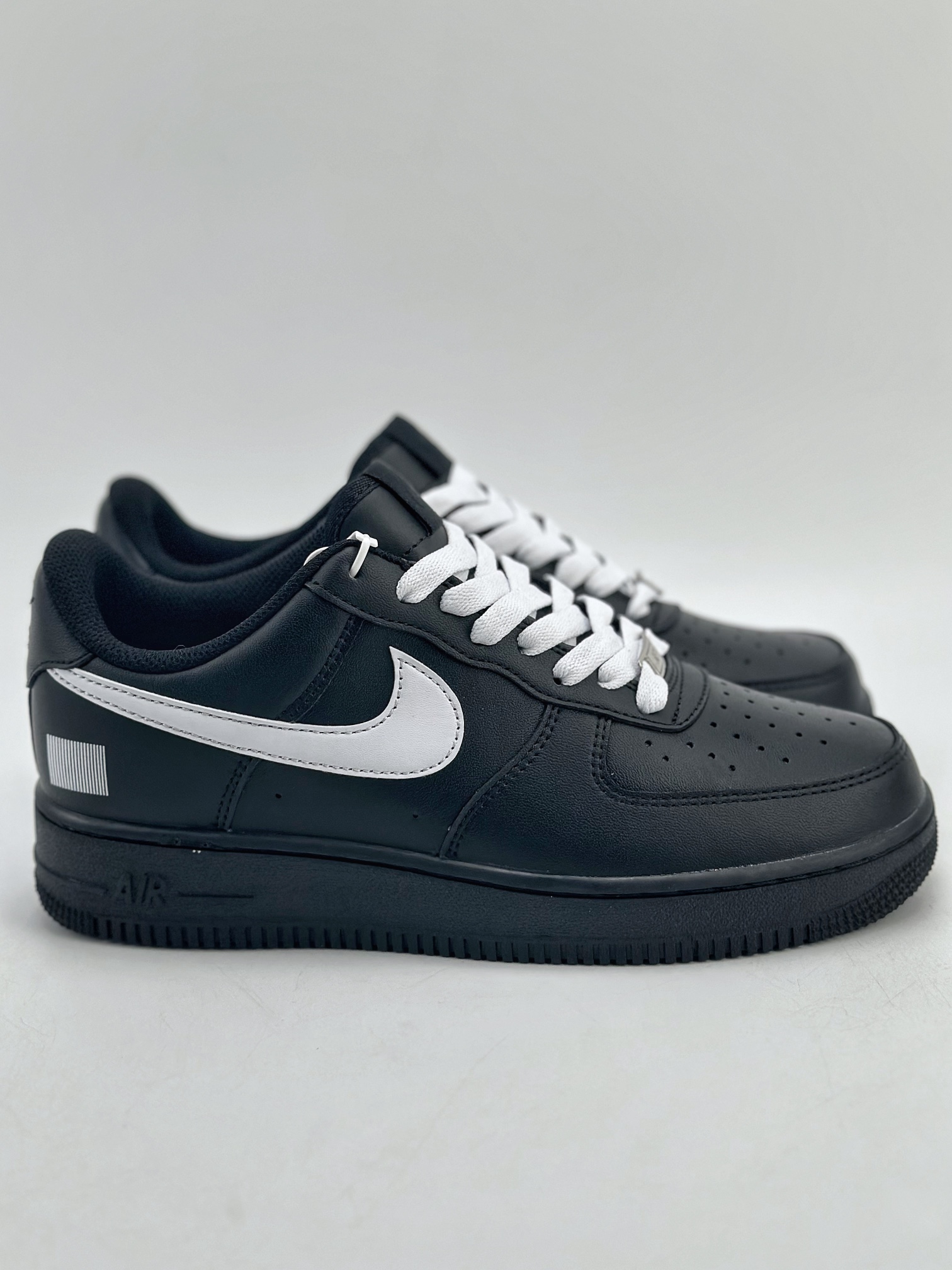 220 Nike Air Force 1 Low 07 纯黑白钩