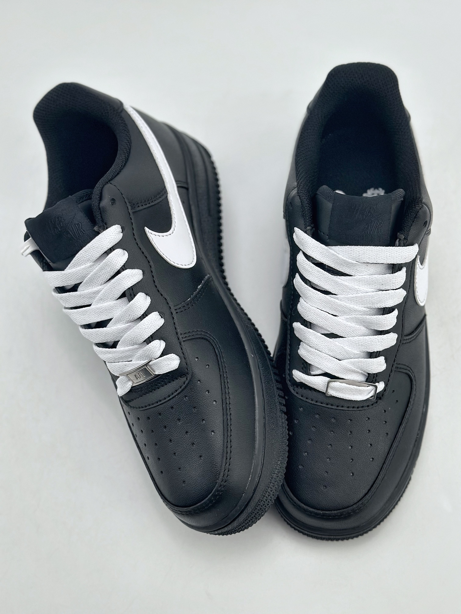 220 Nike Air Force 1 Low 07 纯黑白钩