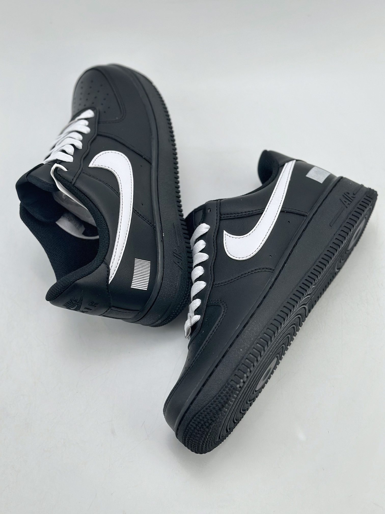 220 Nike Air Force 1 Low 07 纯黑白钩