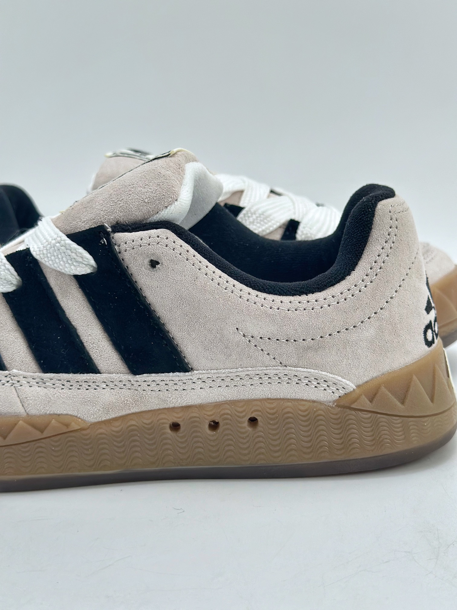 150 Adidas Originals Adimatic Yunk Low 马蒂奇系列低帮复古鲨鱼面包休闲运动滑板鞋 IE2226