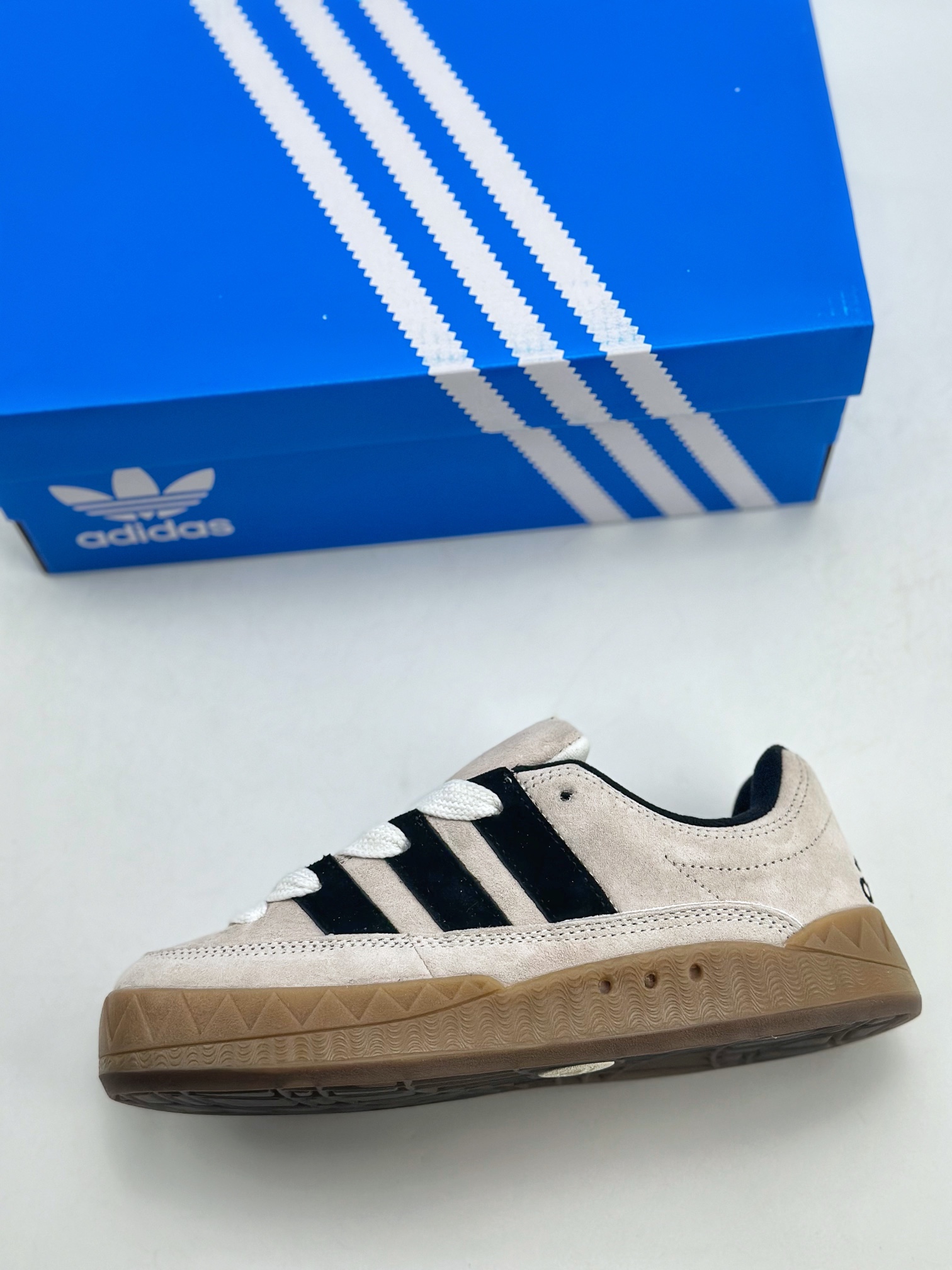 150 Adidas Originals Adimatic Yunk Low 马蒂奇系列低帮复古鲨鱼面包休闲运动滑板鞋 IE2226