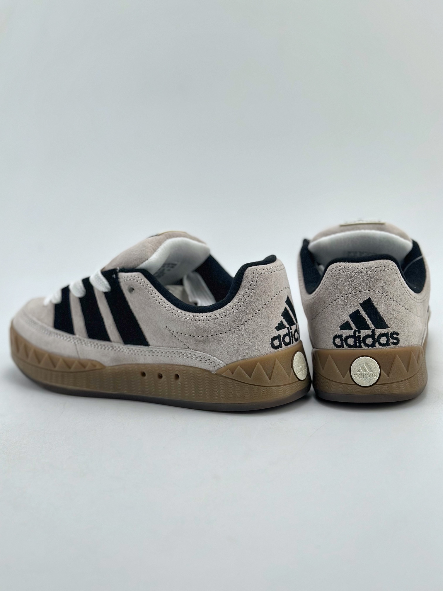 150 Adidas Originals Adimatic Yunk Low 马蒂奇系列低帮复古鲨鱼面包休闲运动滑板鞋 IE2226