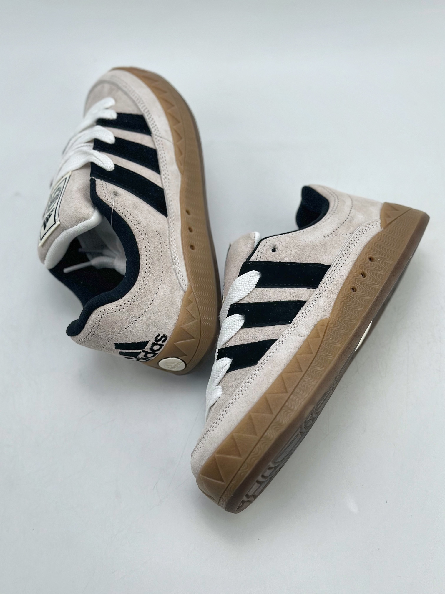 150 Adidas Originals Adimatic Yunk Low 马蒂奇系列低帮复古鲨鱼面包休闲运动滑板鞋 IE2226