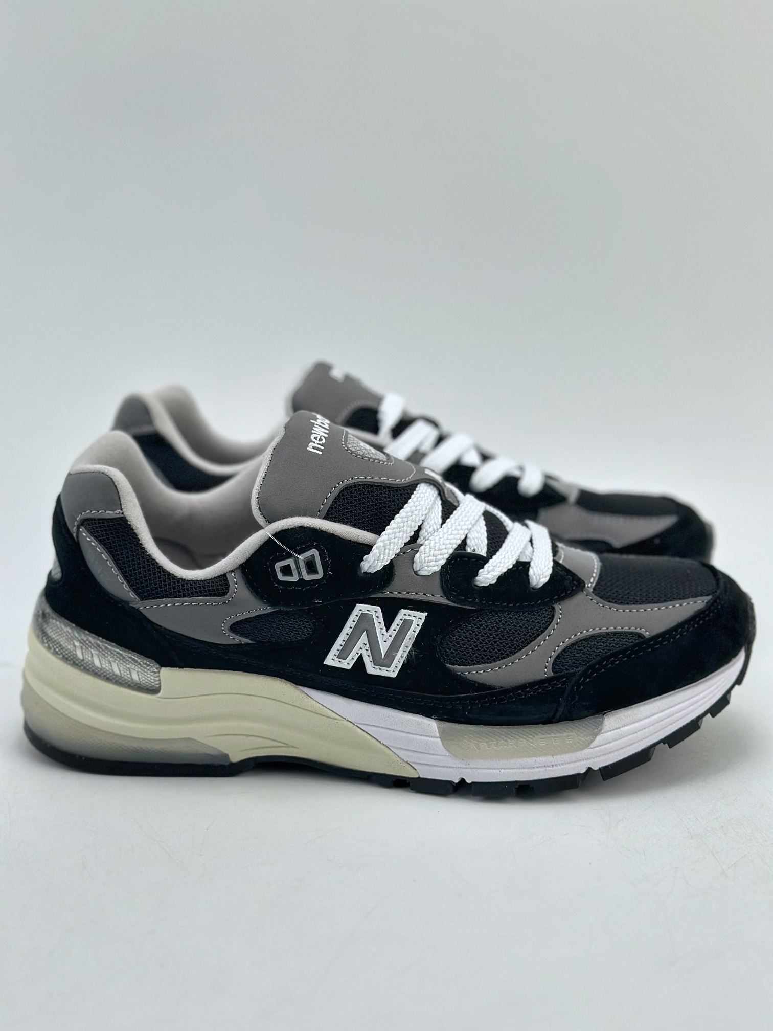 160 New Balance 992 复古风格 更让鞋子经久耐穿 M992EB