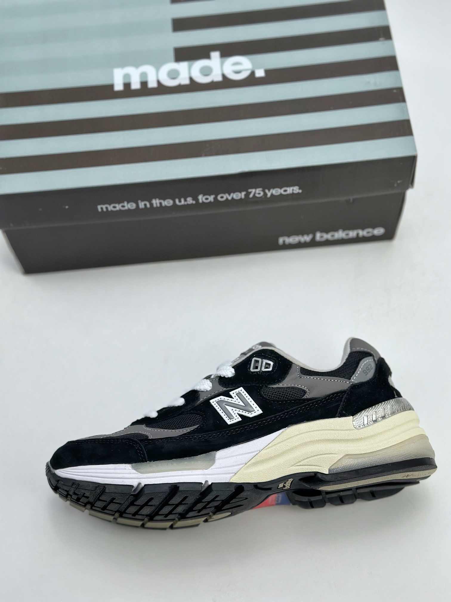 160 New Balance 992 复古风格 更让鞋子经久耐穿 M992EB