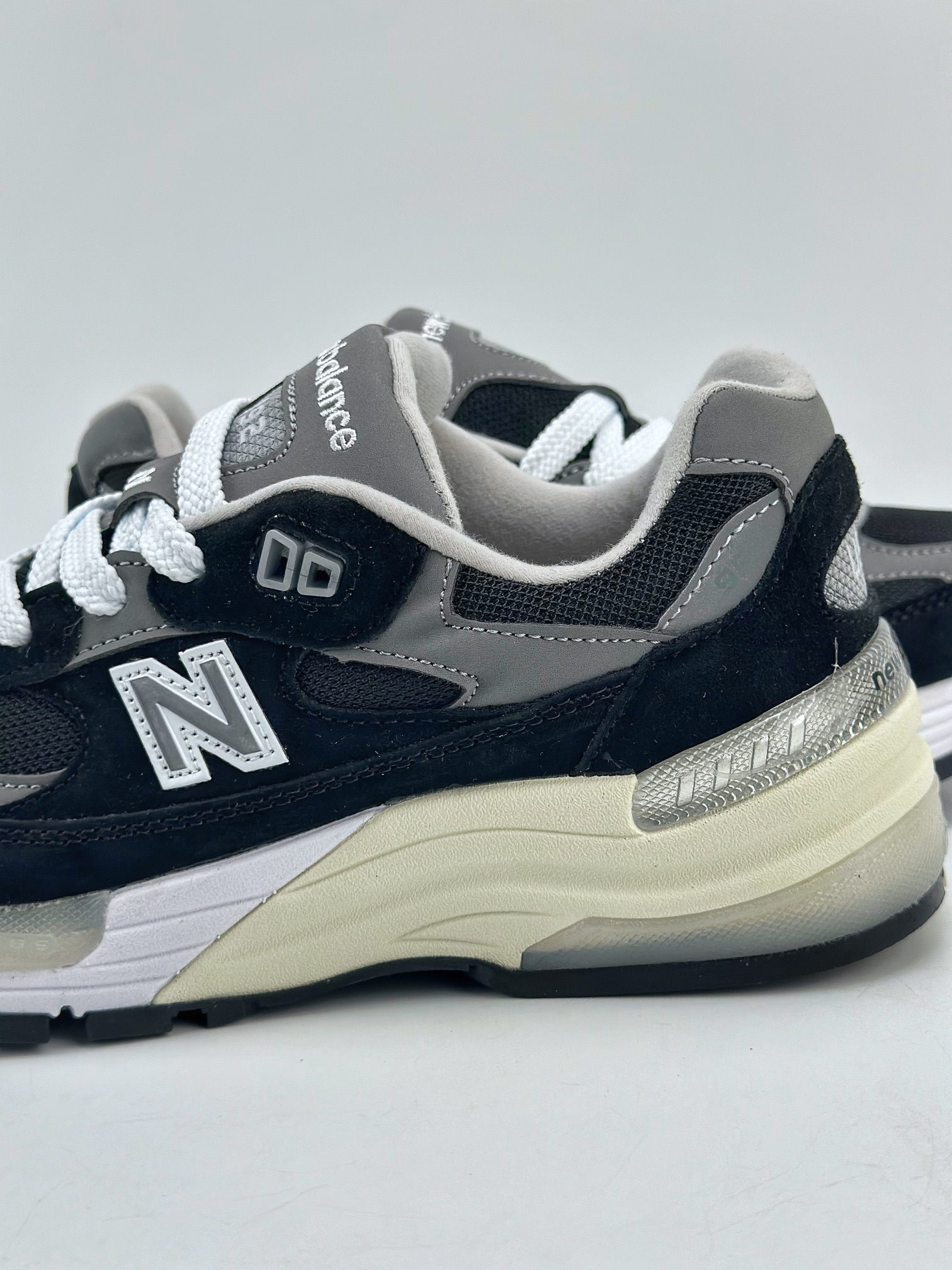 160 New Balance 992 复古风格 更让鞋子经久耐穿 M992EB