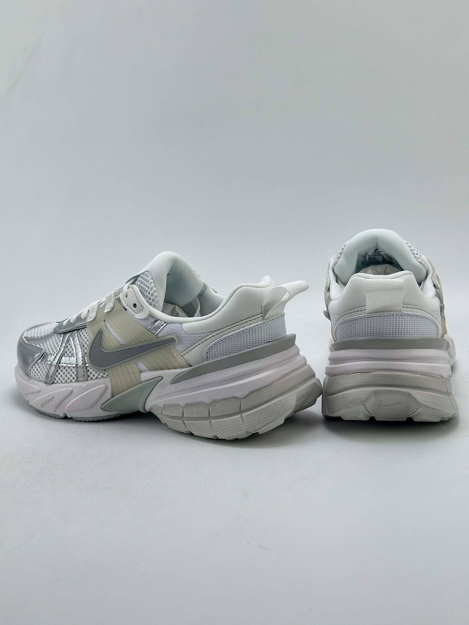 200 NIKE V2K Runtekk 白银 减震防滑复古低帮跑步鞋  FD0736-104