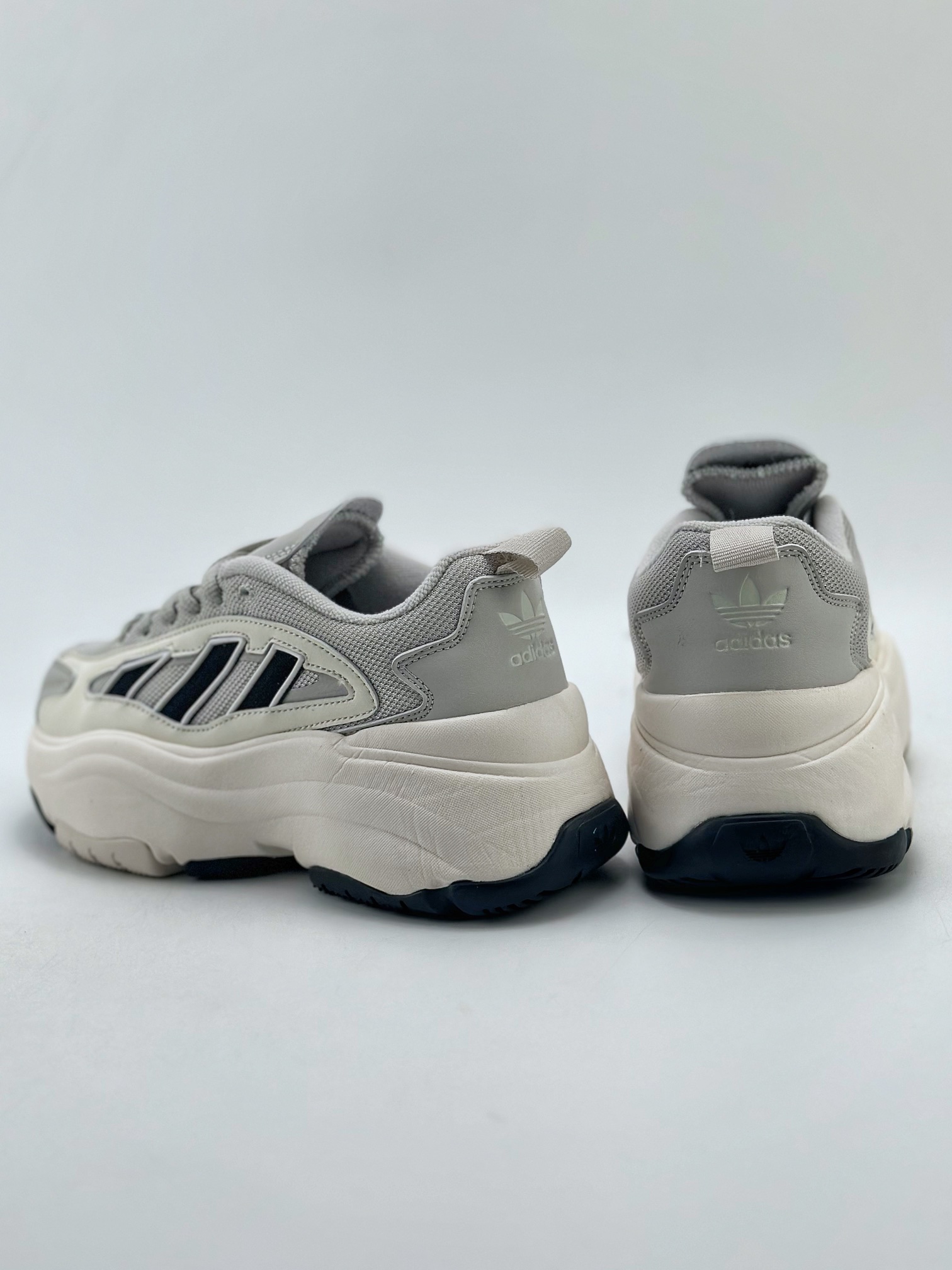 240 adidas originals Ozgaia 白灰黑 IG6042