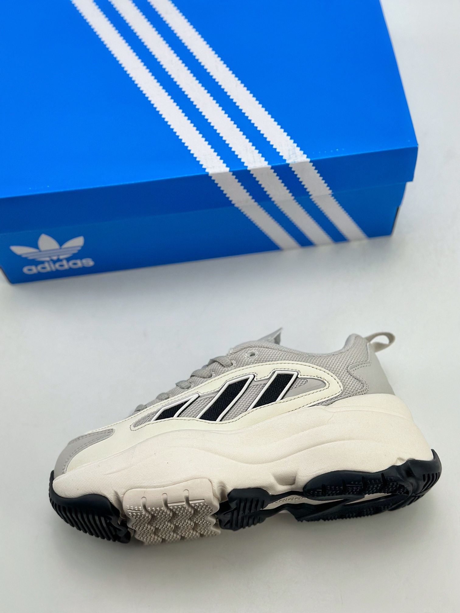 240 adidas originals Ozgaia 白灰黑 IG6042