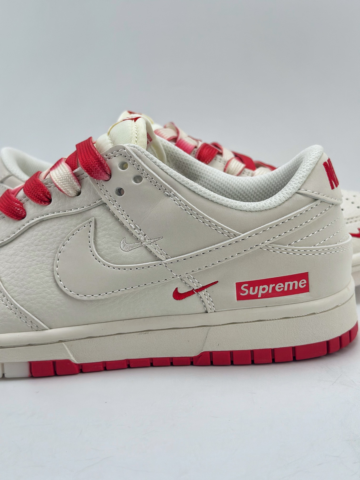 280 Nike SB Dunk Low x Supreme 白红三钩 BB8675-107