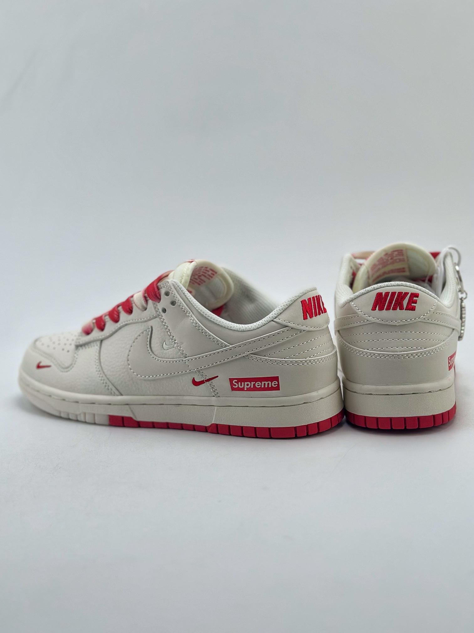 280 Nike SB Dunk Low x Supreme 白红三钩 BB8675-107