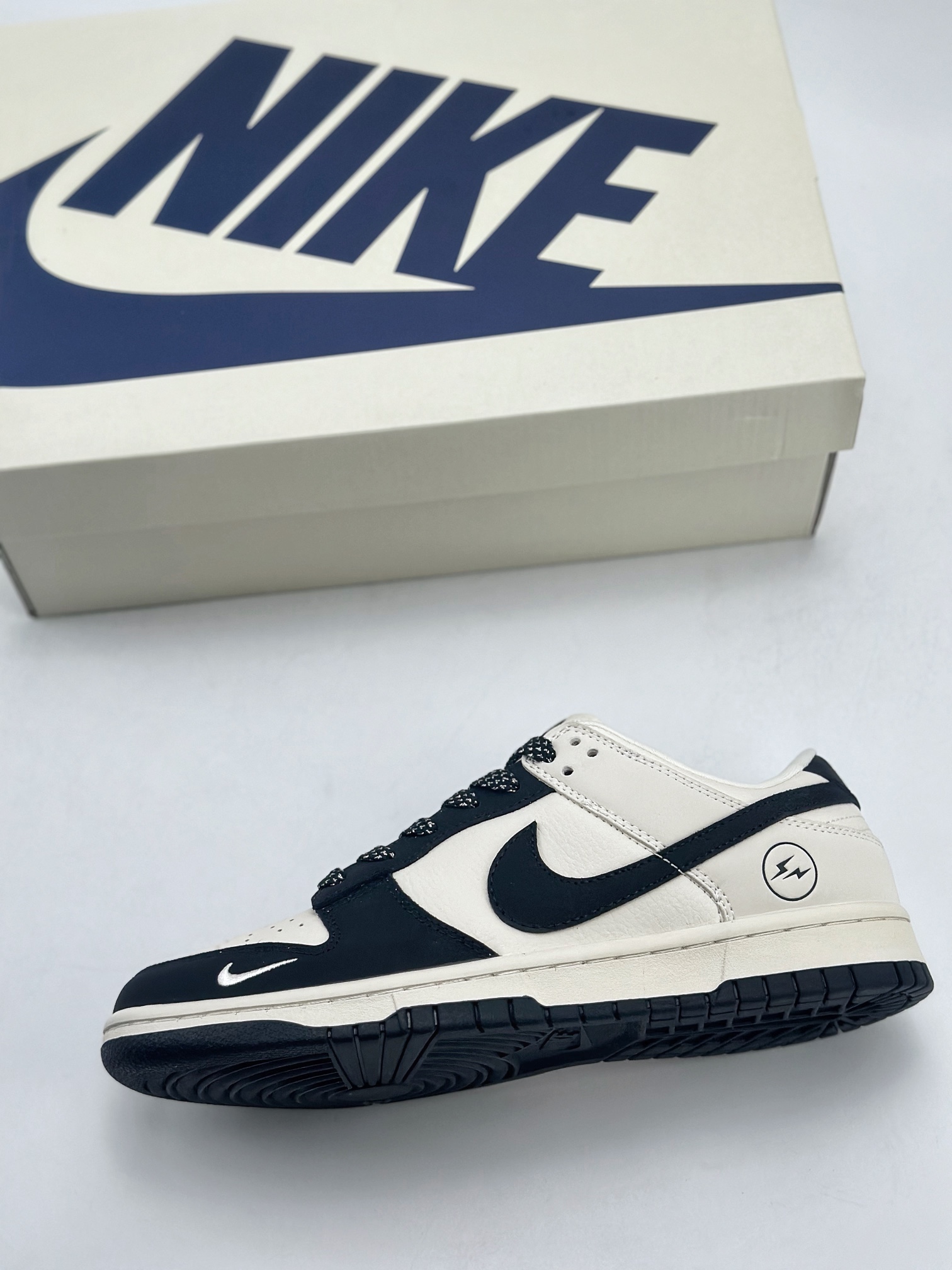 Nike SB Dunk Low x Fragment Design 闪电白黑 XD1688-028