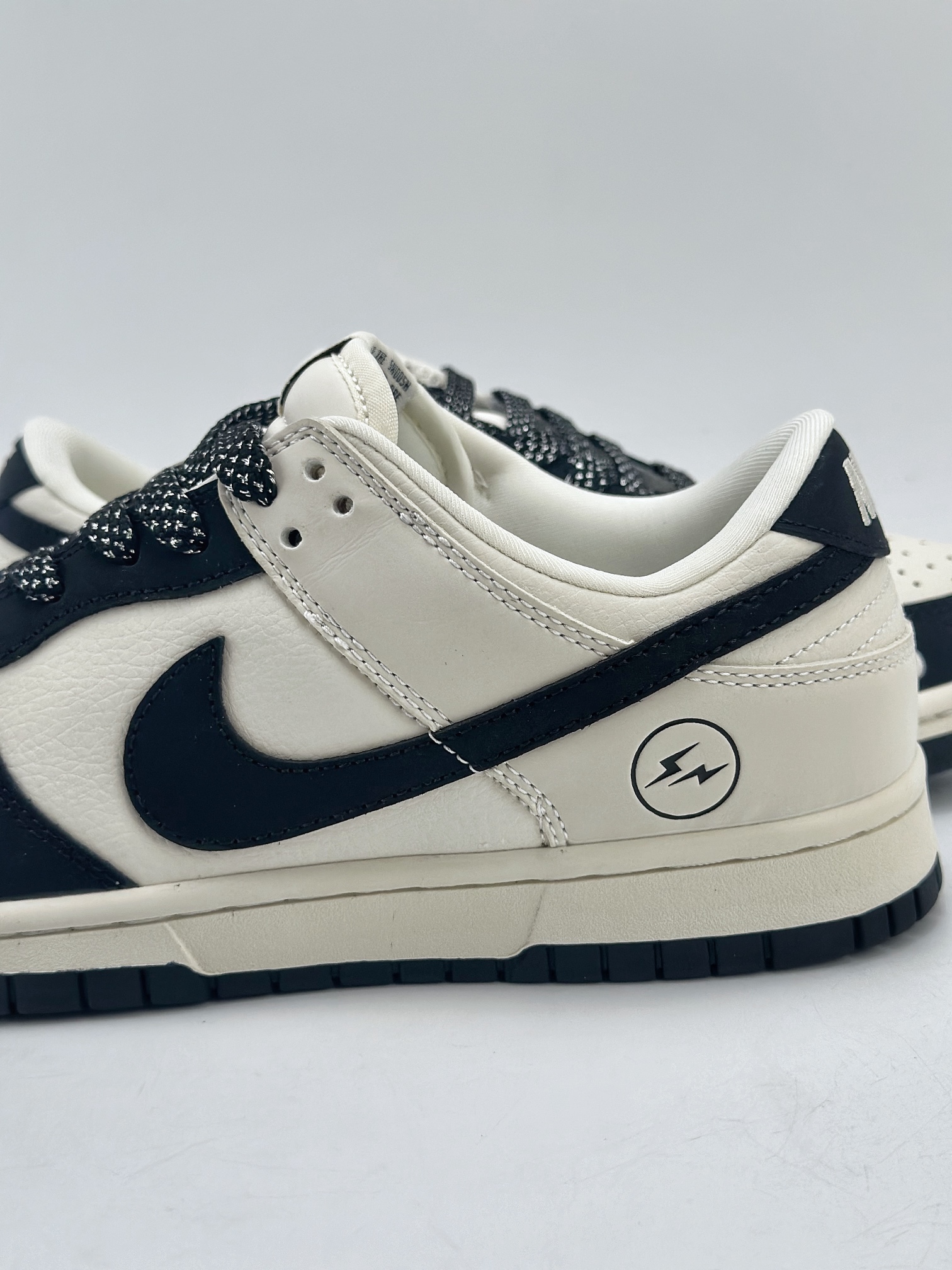 Nike SB Dunk Low x Fragment Design 闪电白黑 XD1688-028