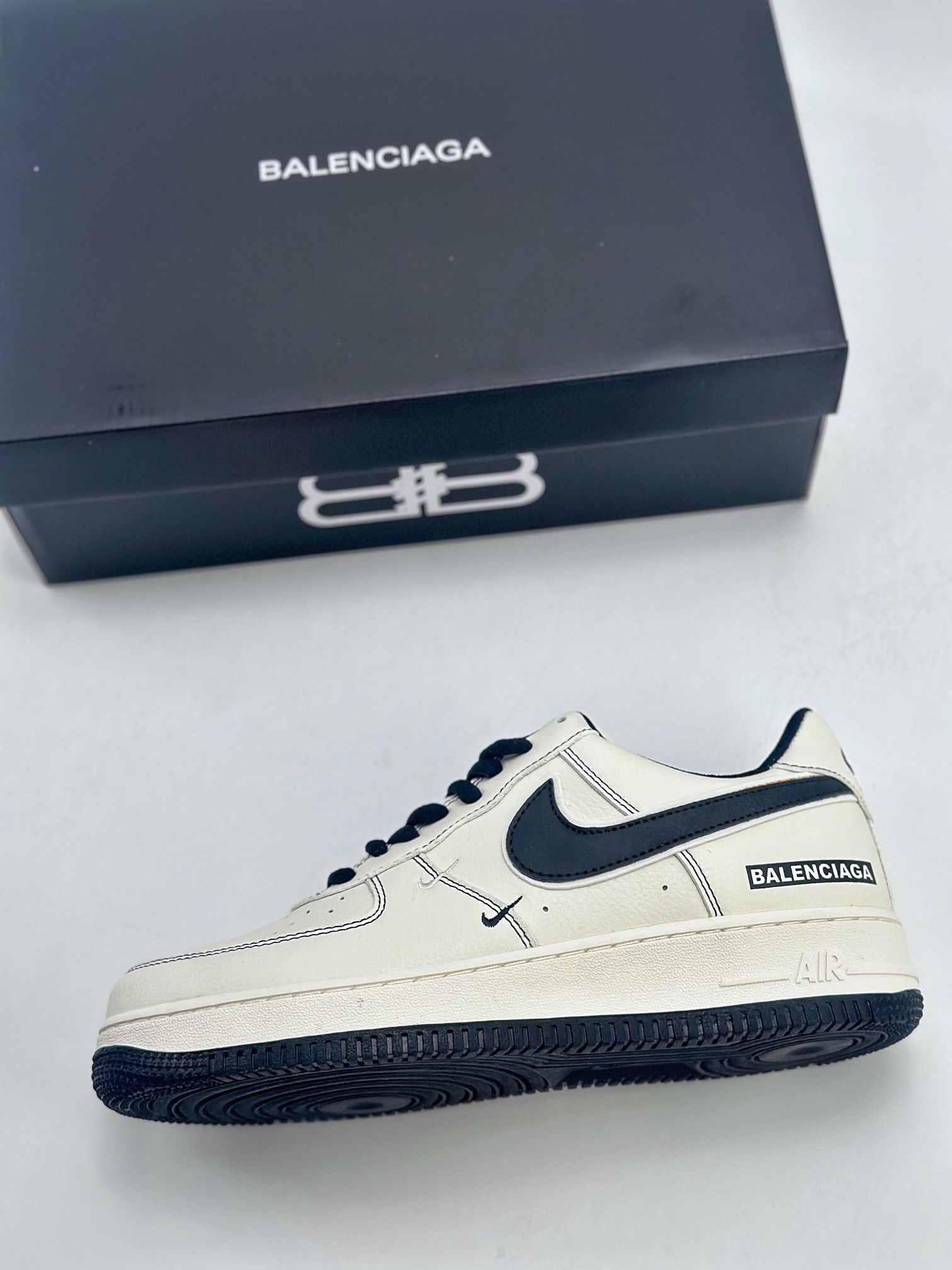 240 Nike Air Force 1 Low 07 x Balenciaga 米白黑三钩 FR0538-090