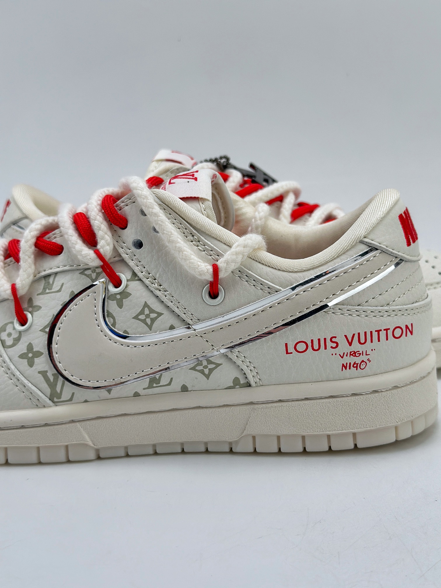 300 Nike SB Dunk Low x Louis Vuitton 高端定制绑带白红 SJ2068-242