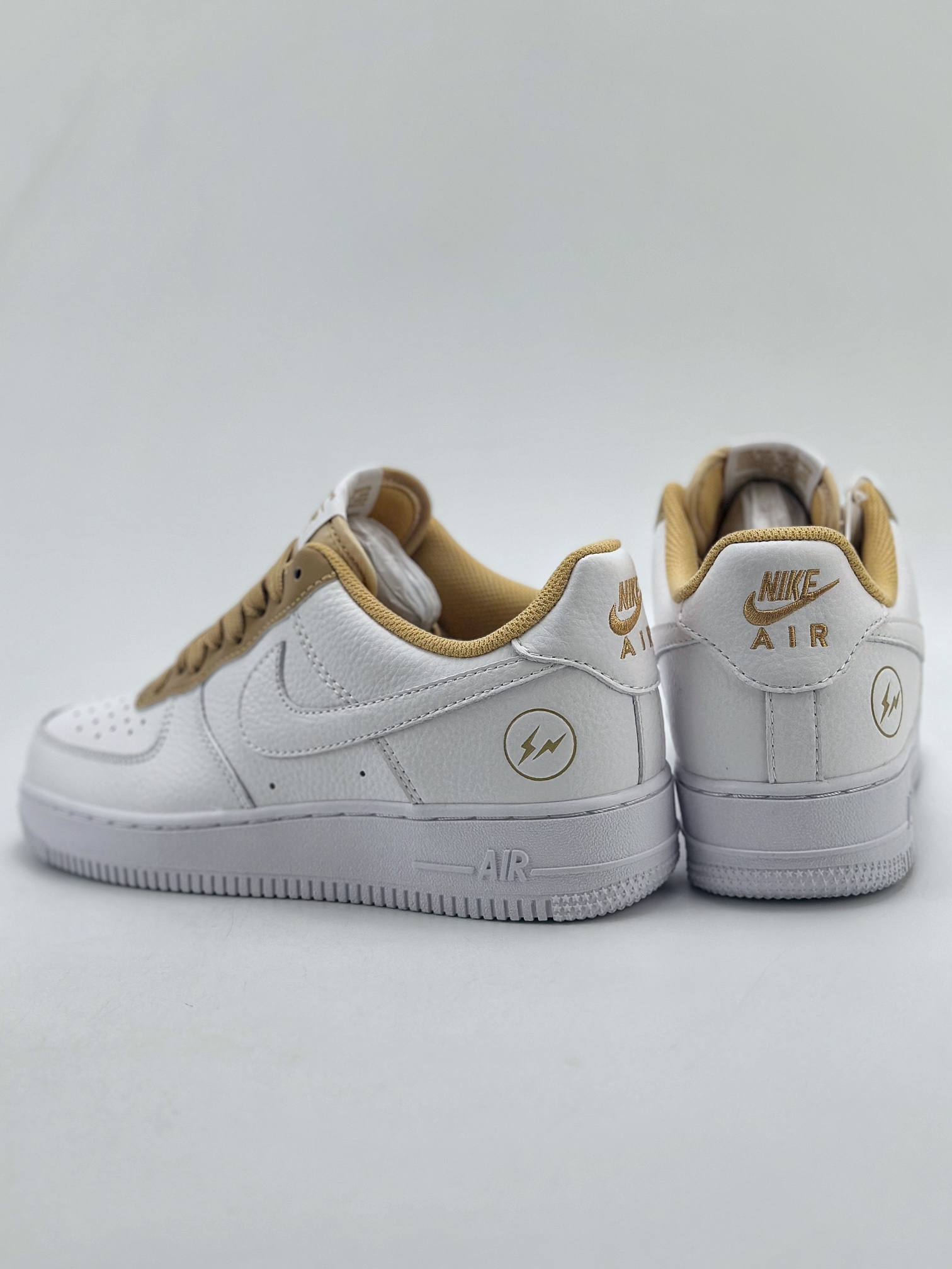 220 Nike Air Force 1 Low 07 x Fragment Design 白黄藤原浩 原楦头原纸板 打造纯正低帮空军版型 专注外贸渠道 全掌内置蜂窝气垫 原盒配件 原厂中底钢印、拉帮完美 官方TT0801 603 Size：36 36.5 37.5 38 38.5 39 40 40.5 41 42 42.5 43 44 44.5 45