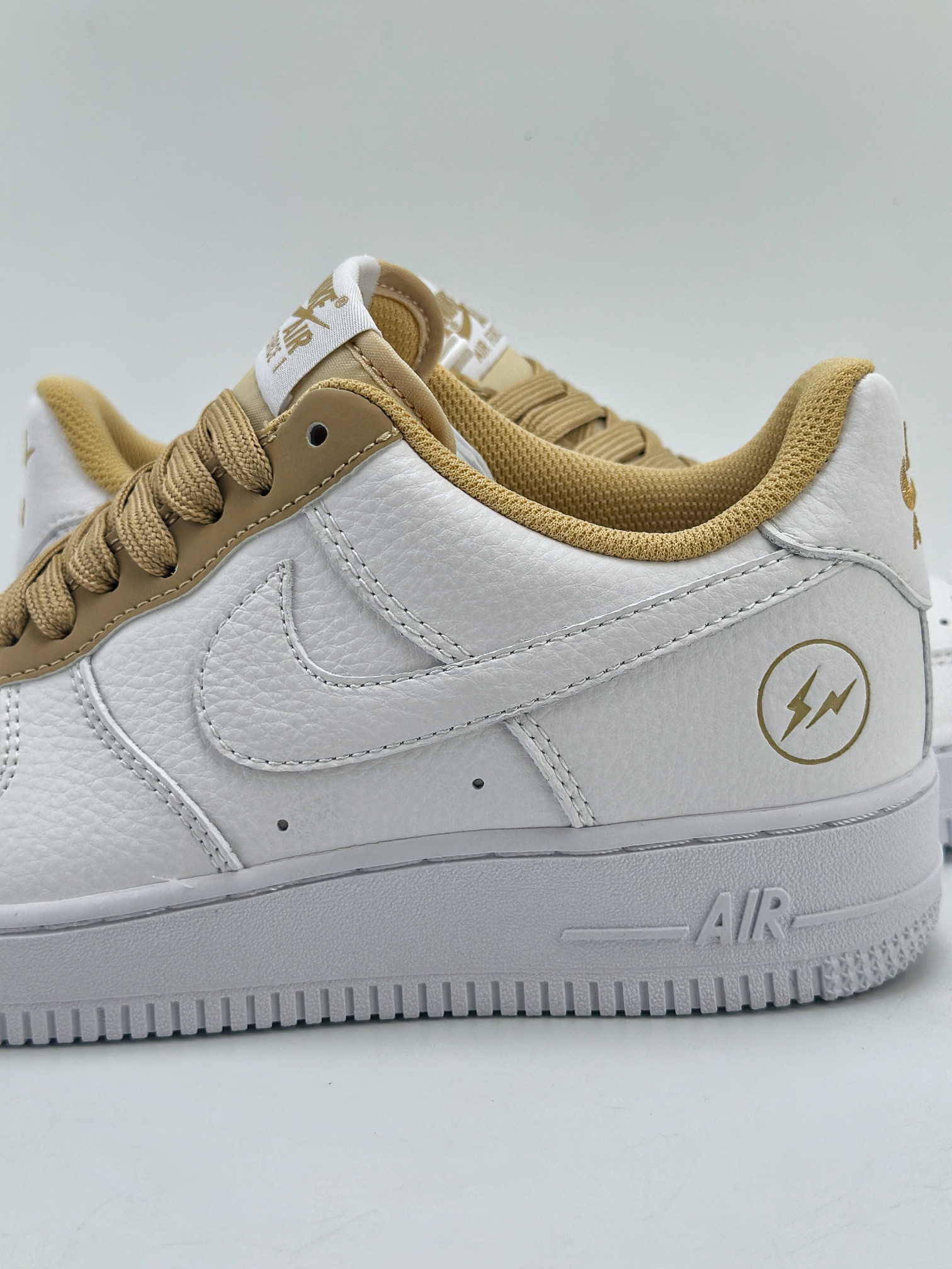 220 Nike Air Force 1 Low 07 x Fragment Design 白黄藤原浩 原楦头原纸板 打造纯正低帮空军版型 专注外贸渠道 全掌内置蜂窝气垫 原盒配件 原厂中底钢印、拉帮完美 官方TT0801 603 Size：36 36.5 37.5 38 38.5 39 40 40.5 41 42 42.5 43 44 44.5 45