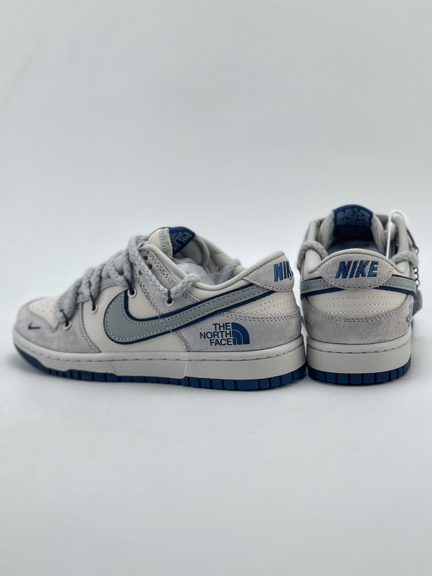 300 Nike SB Dunk Low x CDG x The North Face 白蓝绑带 纯原大厂出品 极力推荐 原装头层材料 独家版型蒸餾加工 帶來的是更好的视觉和脚感体验 大厂纯原品质出货 清洁度 电绣工艺 皮料切割干净无任何毛边 细节完美 官方XX2025 311XK 尺码：36 36.5 37.5 38 38.5 39 40 40.5 41 42 42.5 43 44 44.5 45