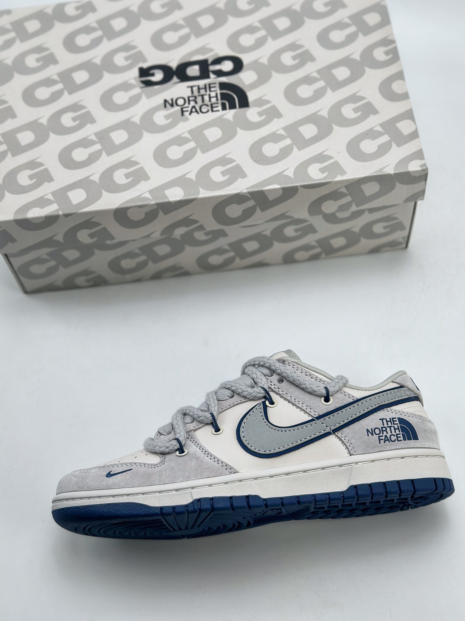 300 Nike SB Dunk Low x CDG x The North Face 白蓝绑带 纯原大厂出品 极力推荐 原装头层材料 独家版型蒸餾加工 帶來的是更好的视觉和脚感体验 大厂纯原品质出货 清洁度 电绣工艺 皮料切割干净无任何毛边 细节完美 官方XX2025 311XK 尺码：36 36.5 37.5 38 38.5 39 40 40.5 41 42 42.5 43 44 44.5 45