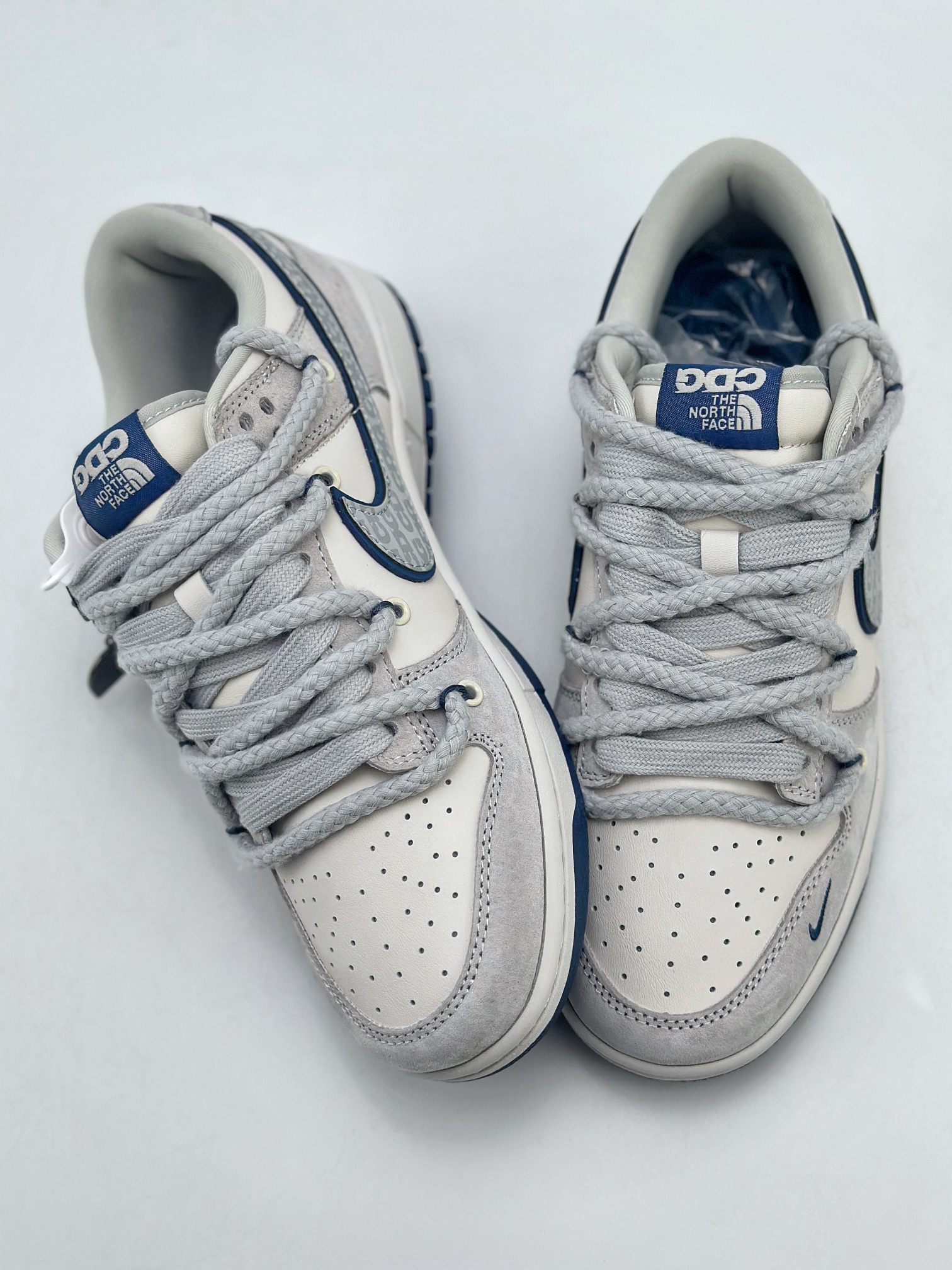 300 Nike SB Dunk Low x CDG x The North Face 白蓝绑带 纯原大厂出品 极力推荐 原装头层材料 独家版型蒸餾加工 帶來的是更好的视觉和脚感体验 大厂纯原品质出货 清洁度 电绣工艺 皮料切割干净无任何毛边 细节完美 官方XX2025 311XK 尺码：36 36.5 37.5 38 38.5 39 40 40.5 41 42 42.5 43 44 44.5 45