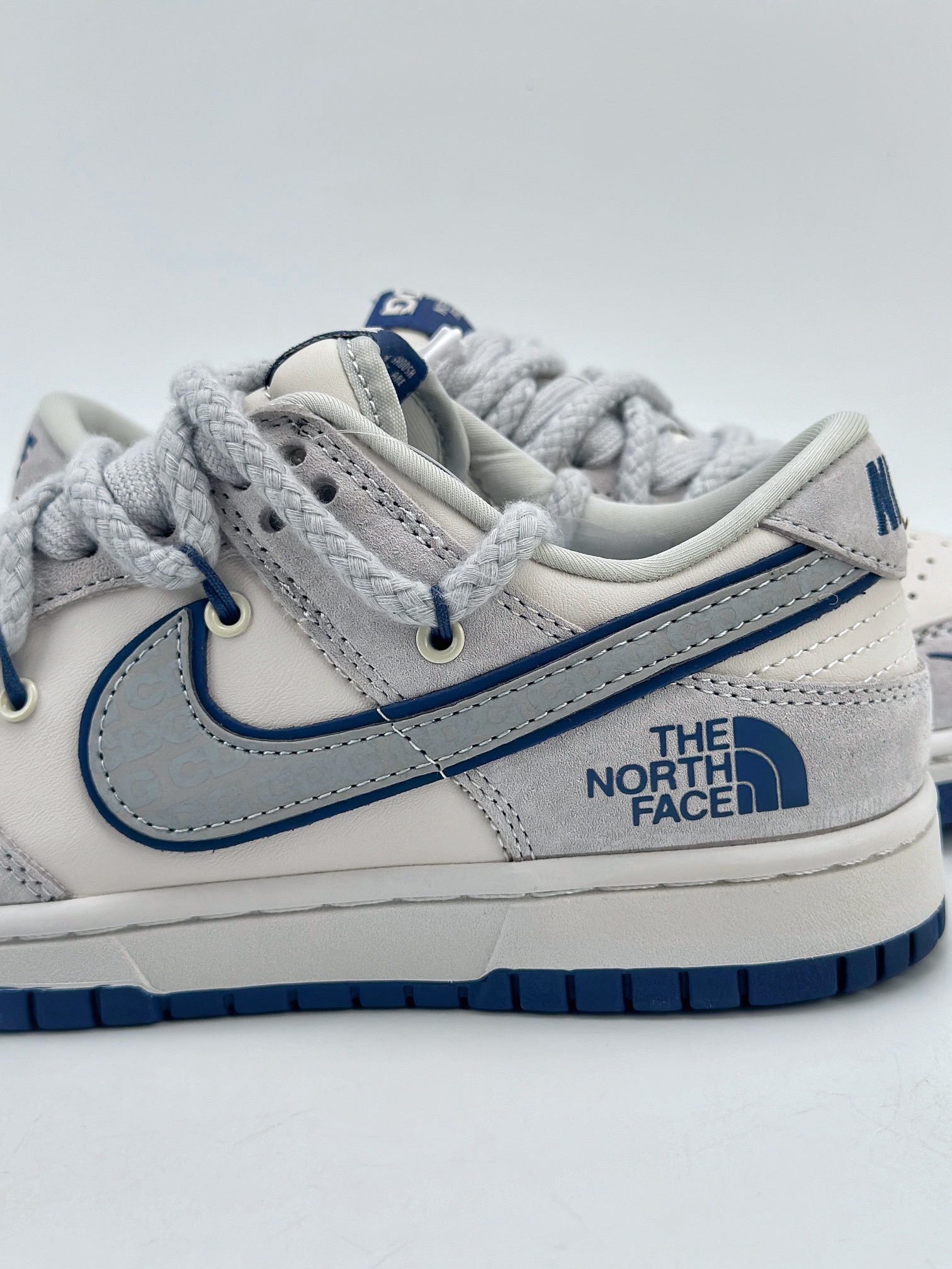 300 Nike SB Dunk Low x CDG x The North Face 白蓝绑带 纯原大厂出品 极力推荐 原装头层材料 独家版型蒸餾加工 帶來的是更好的视觉和脚感体验 大厂纯原品质出货 清洁度 电绣工艺 皮料切割干净无任何毛边 细节完美 官方XX2025 311XK 尺码：36 36.5 37.5 38 38.5 39 40 40.5 41 42 42.5 43 44 44.5 45