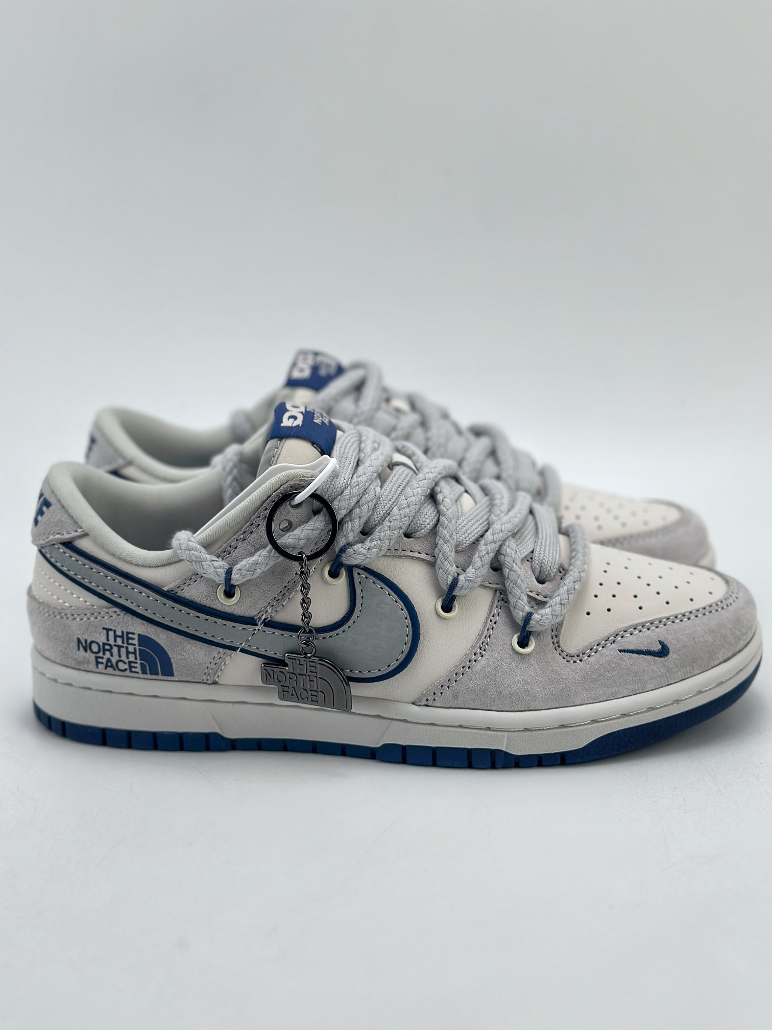 300 Nike SB Dunk Low x CDG x The North Face 白蓝绑带 纯原大厂出品 极力推荐 原装头层材料 独家版型蒸餾加工 帶來的是更好的视觉和脚感体验 大厂纯原品质出货 清洁度 电绣工艺 皮料切割干净无任何毛边 细节完美 官方XX2025 311XK 尺码：36 36.5 37.5 38 38.5 39 40 40.5 41 42 42.5 43 44 44.5 45