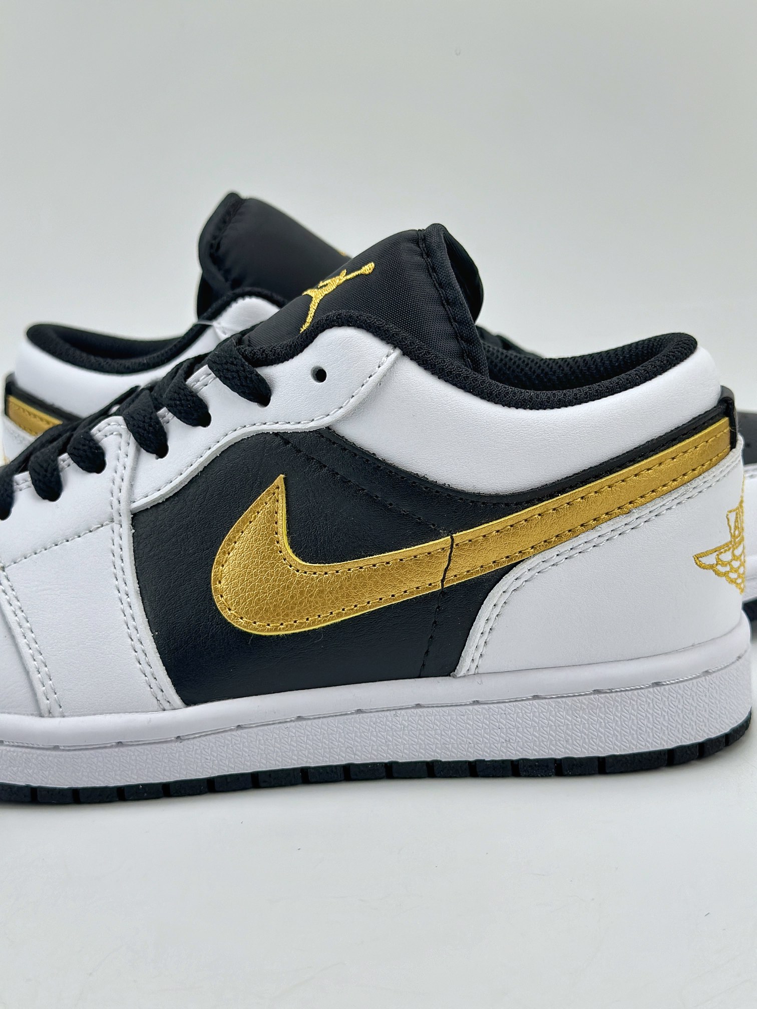 Air Jordan 1 Retro Low White Black Gold 553558-172