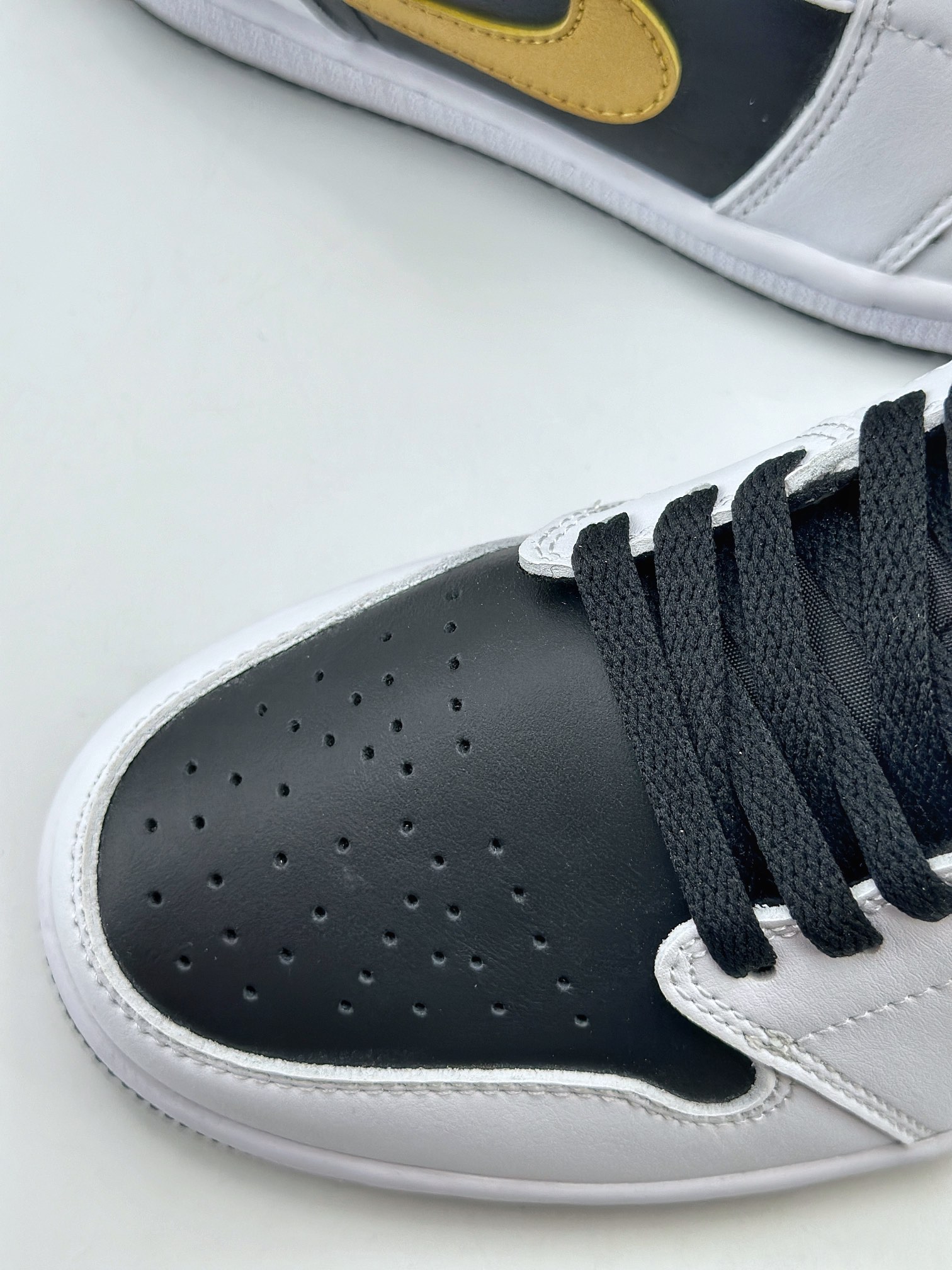 Air Jordan 1 Retro Low White Black Gold 553558-172