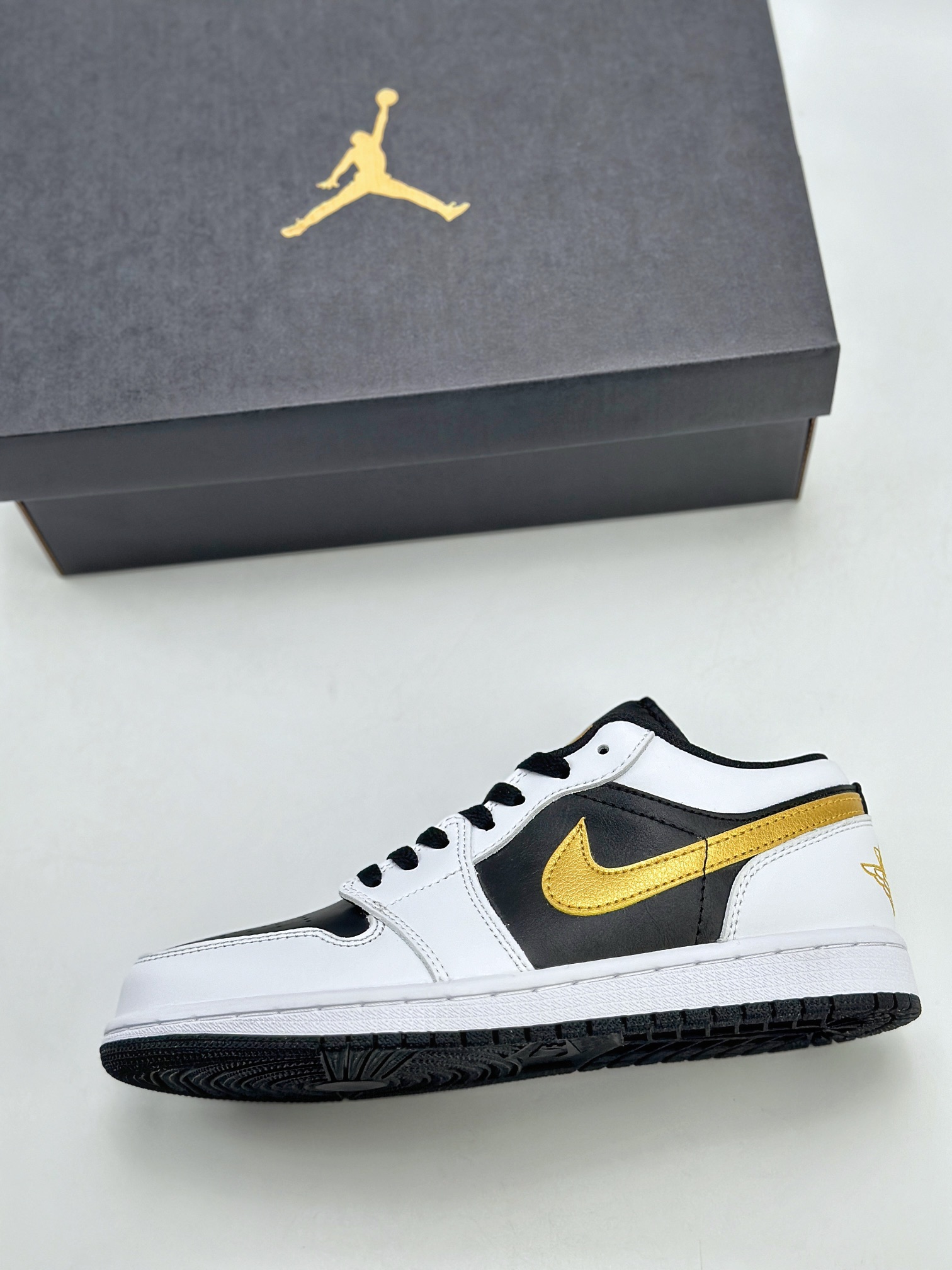 Air Jordan 1 Retro Low White Black Gold 553558-172