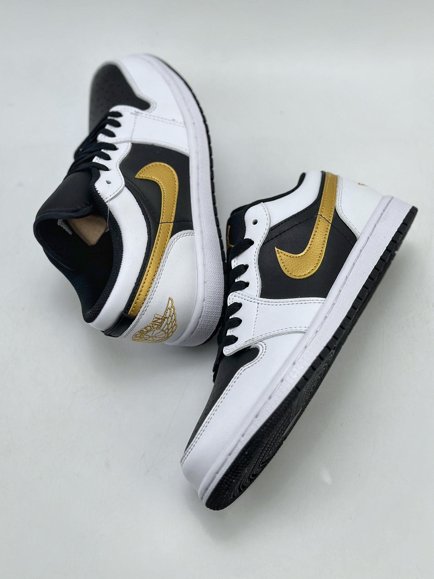 Air Jordan 1 Retro Low White Black Gold 553558-172