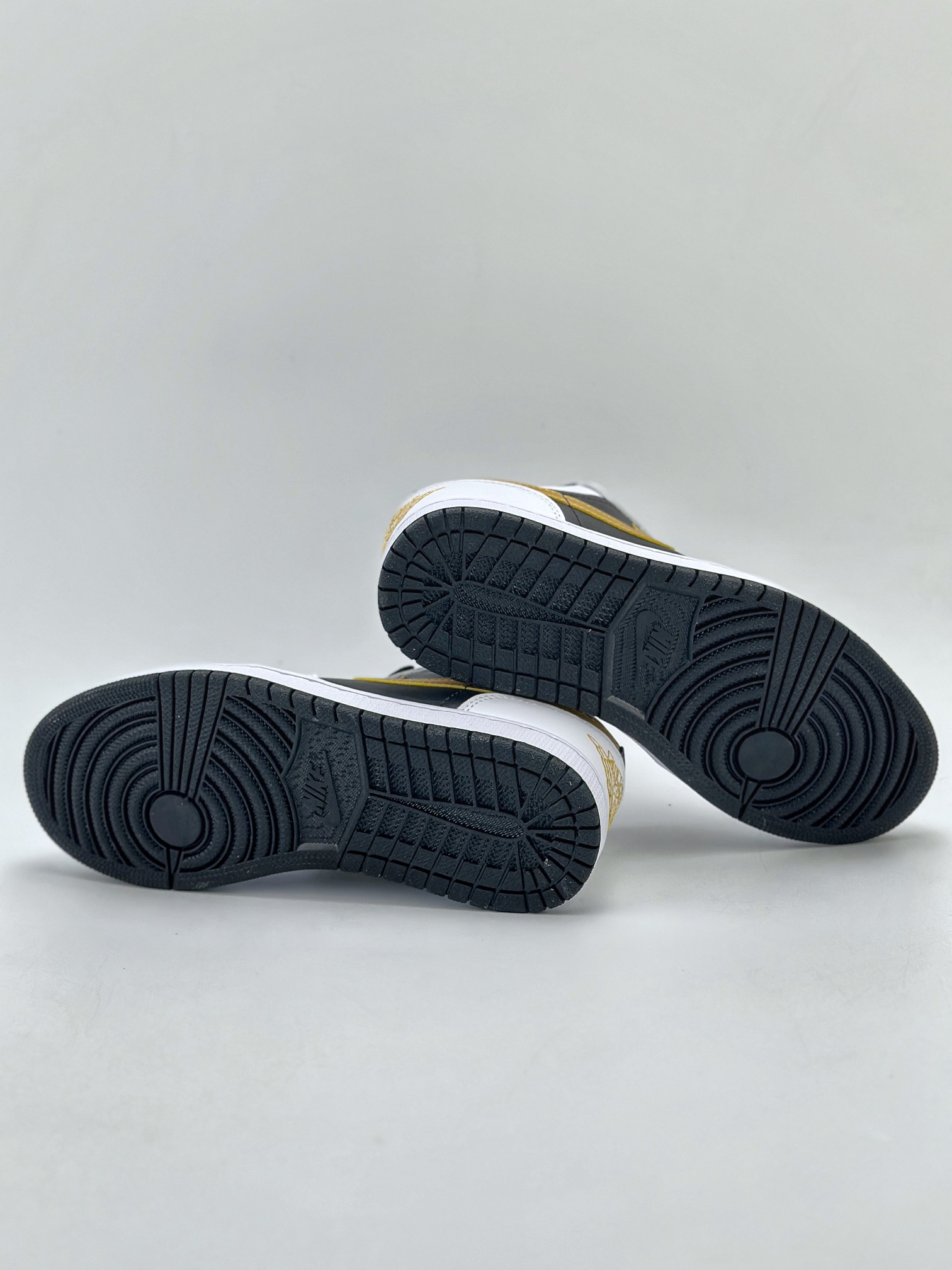 Air Jordan 1 Retro Low White Black Gold 553558-172