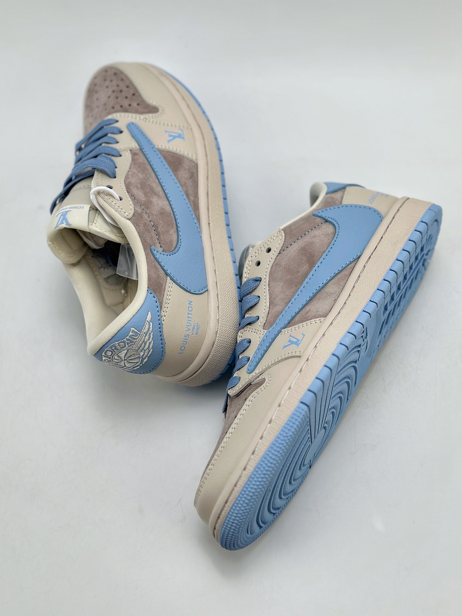Travis Scott x Nike Air Jordan 1 Low x Louis Vuitton Air Jordan 1 Low reverse suede white and blue hook LX1988-101