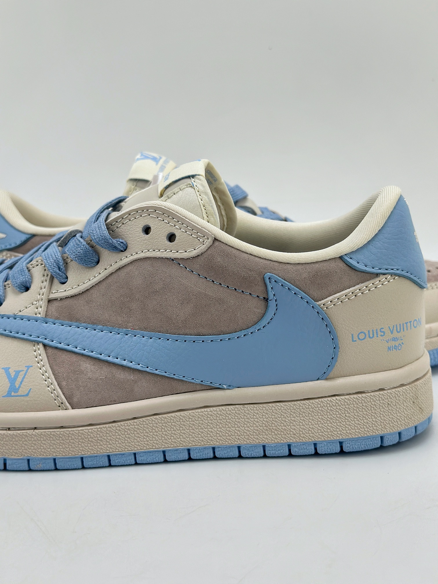 Travis Scott x Nike Air Jordan 1 Low x Louis Vuitton Air Jordan 1 Low reverse suede white and blue hook LX1988-101