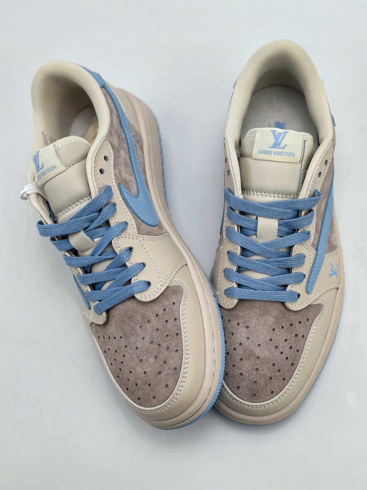 Travis Scott x Nike Air Jordan 1 Low x Louis Vuitton Air Jordan 1 Low reverse suede white and blue hook LX1988-101