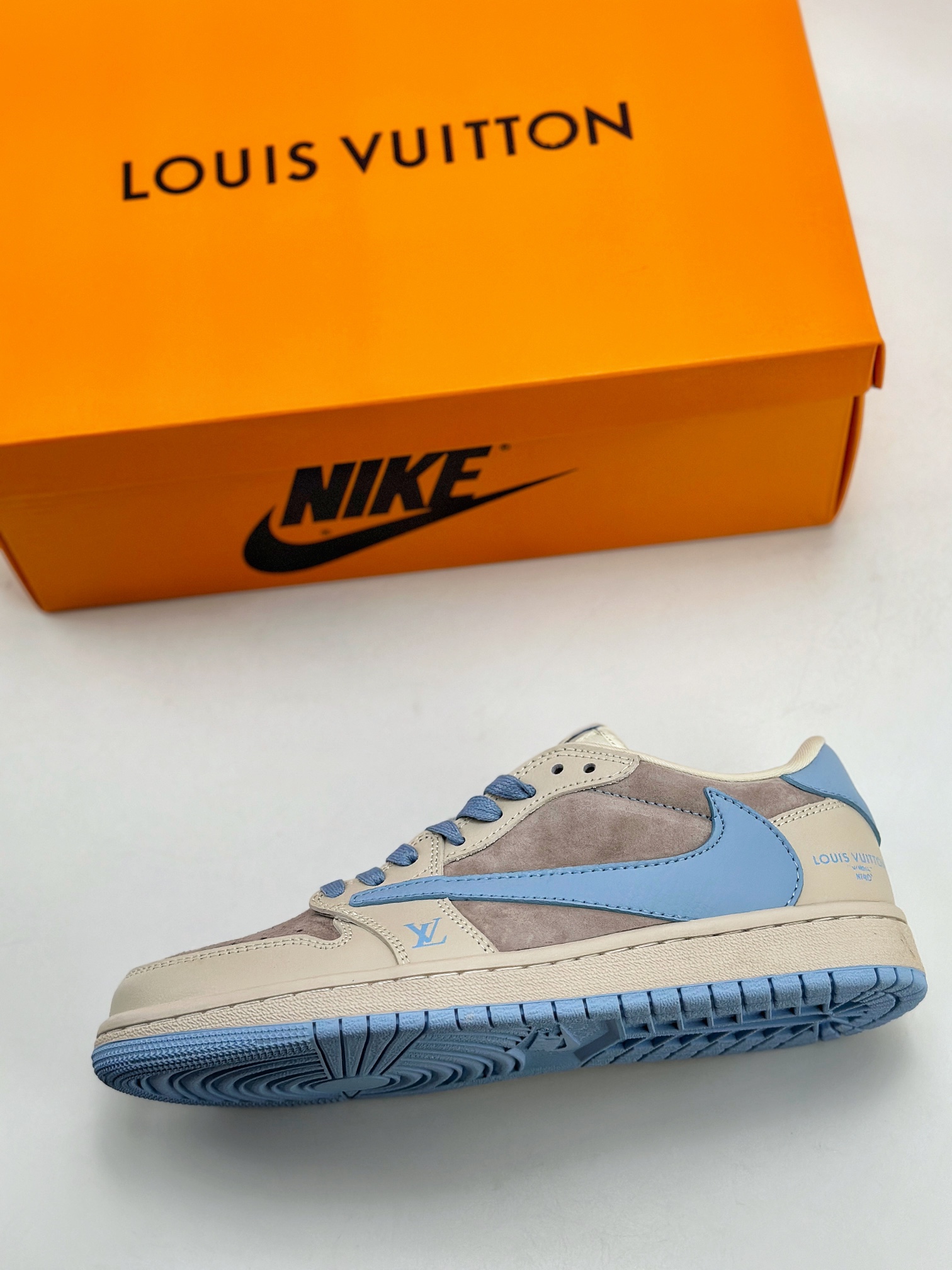 Travis Scott x Nike Air Jordan 1 Low x Louis Vuitton Air Jordan 1 Low reverse suede white and blue hook LX1988-101