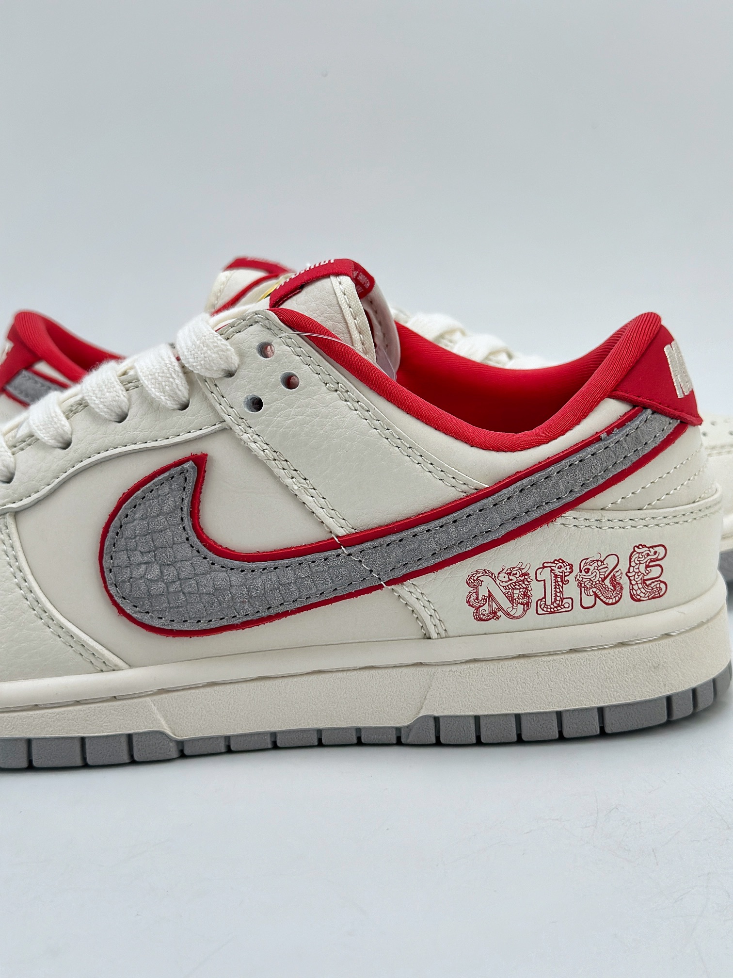 300 Nike SB Dunk Low CNY龙年限定 米灰勾龙吟 DQ1098-366