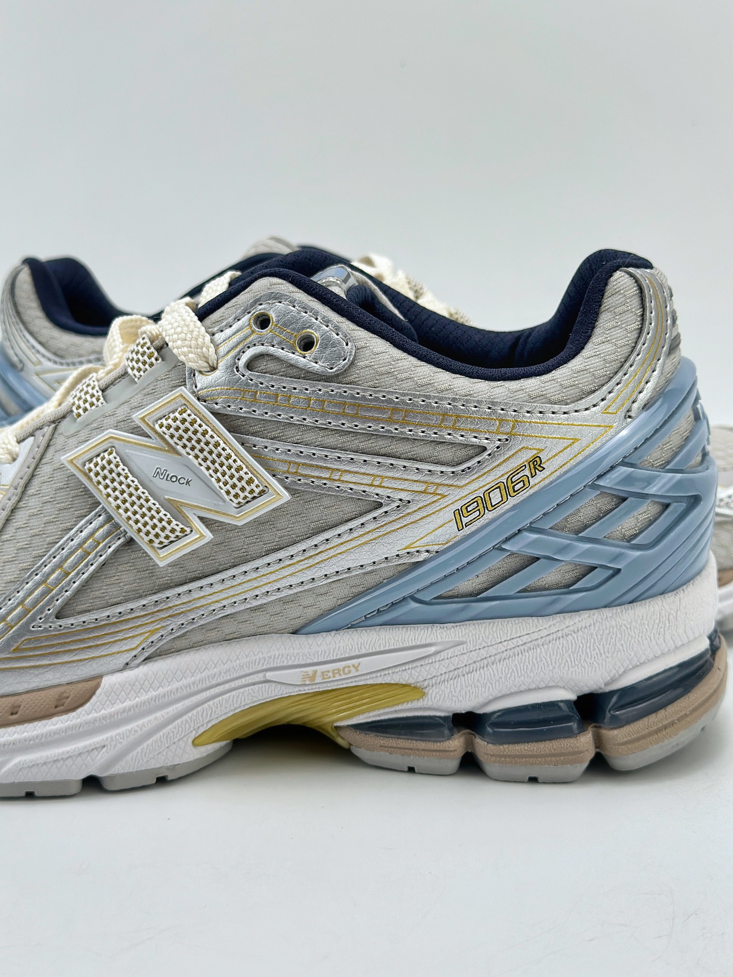 200 New Balance M1906系列 复古单品宝藏老爹鞋款 M1906RKC