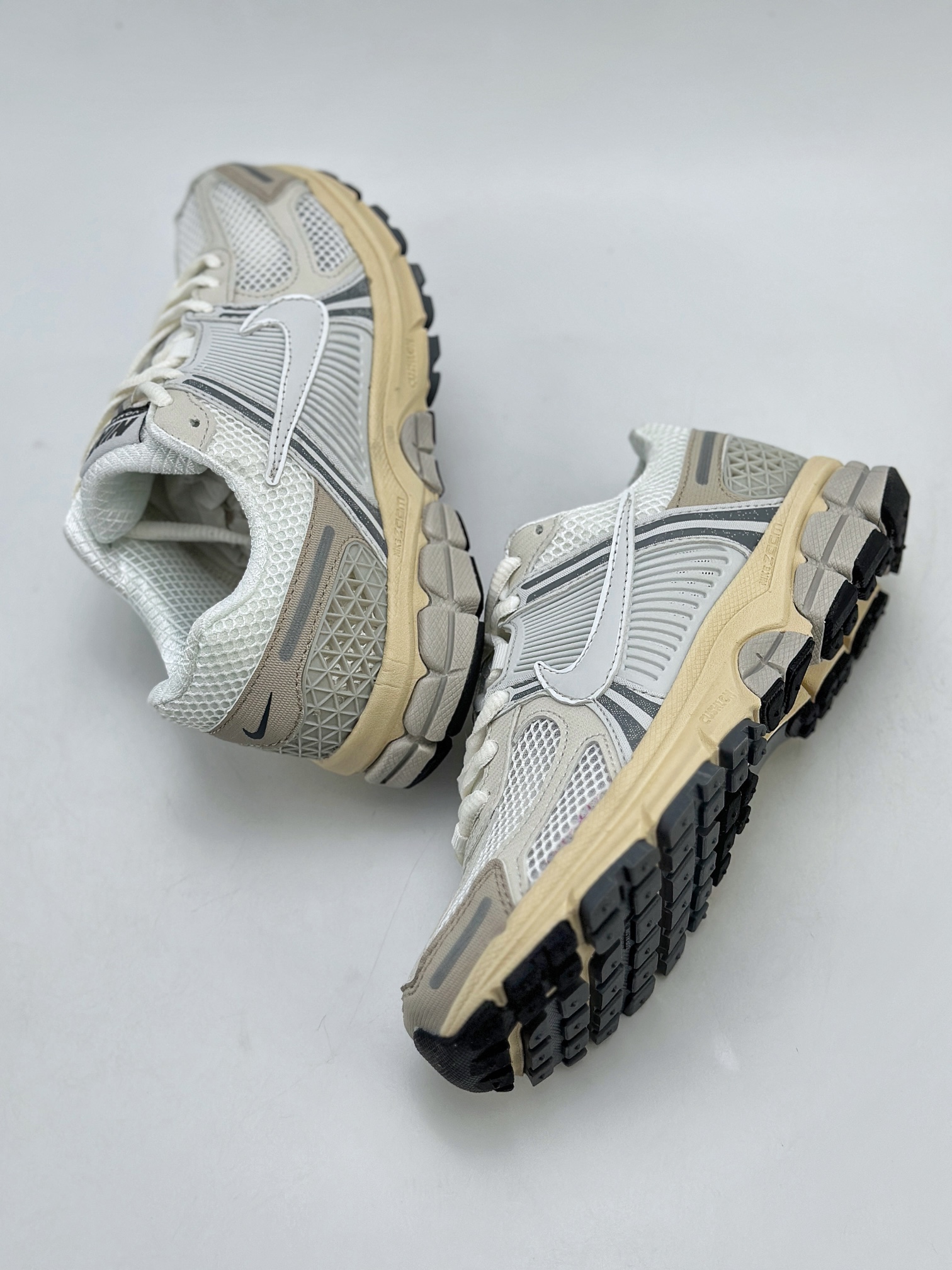 180 NIKE ZOOM Vomero 5 SP 复古风潮 网面透气运动鞋 HF0731-007