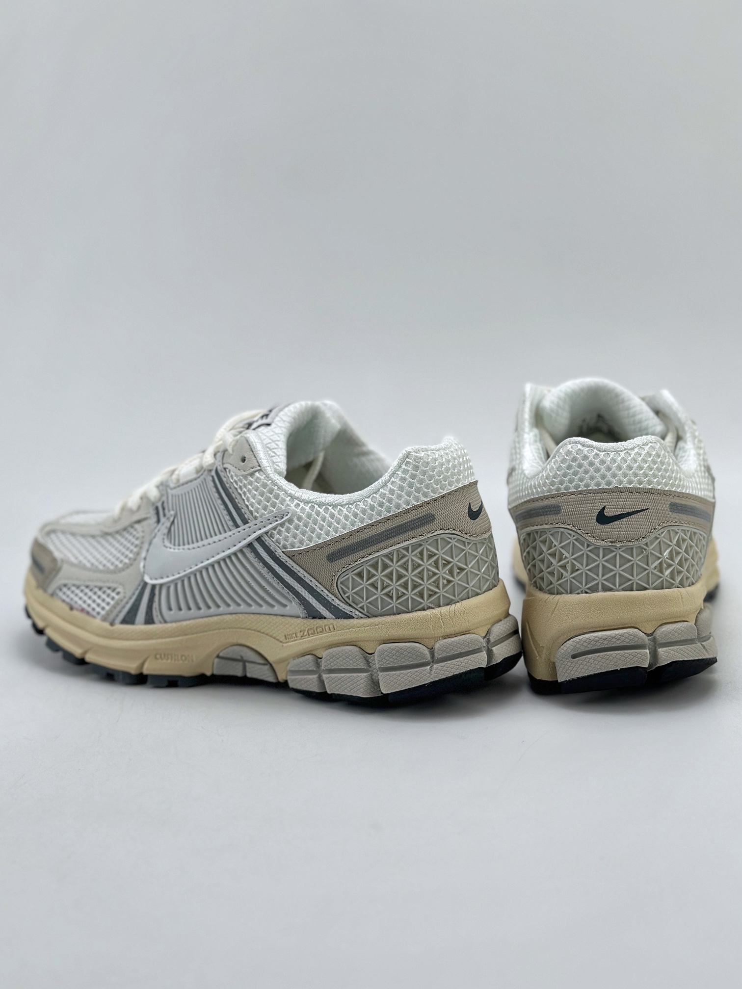 180 NIKE ZOOM Vomero 5 SP 复古风潮 网面透气运动鞋 HF0731-007