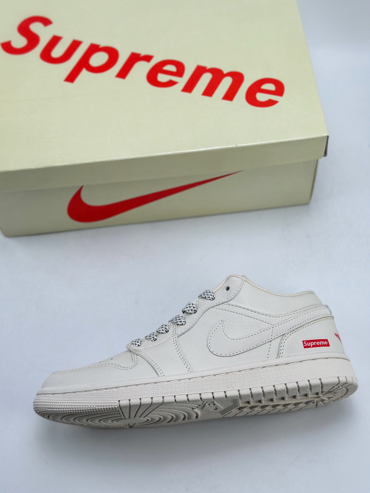 280 Air Jordan 1 Retro Low x Supreme 米白  WG8850-002