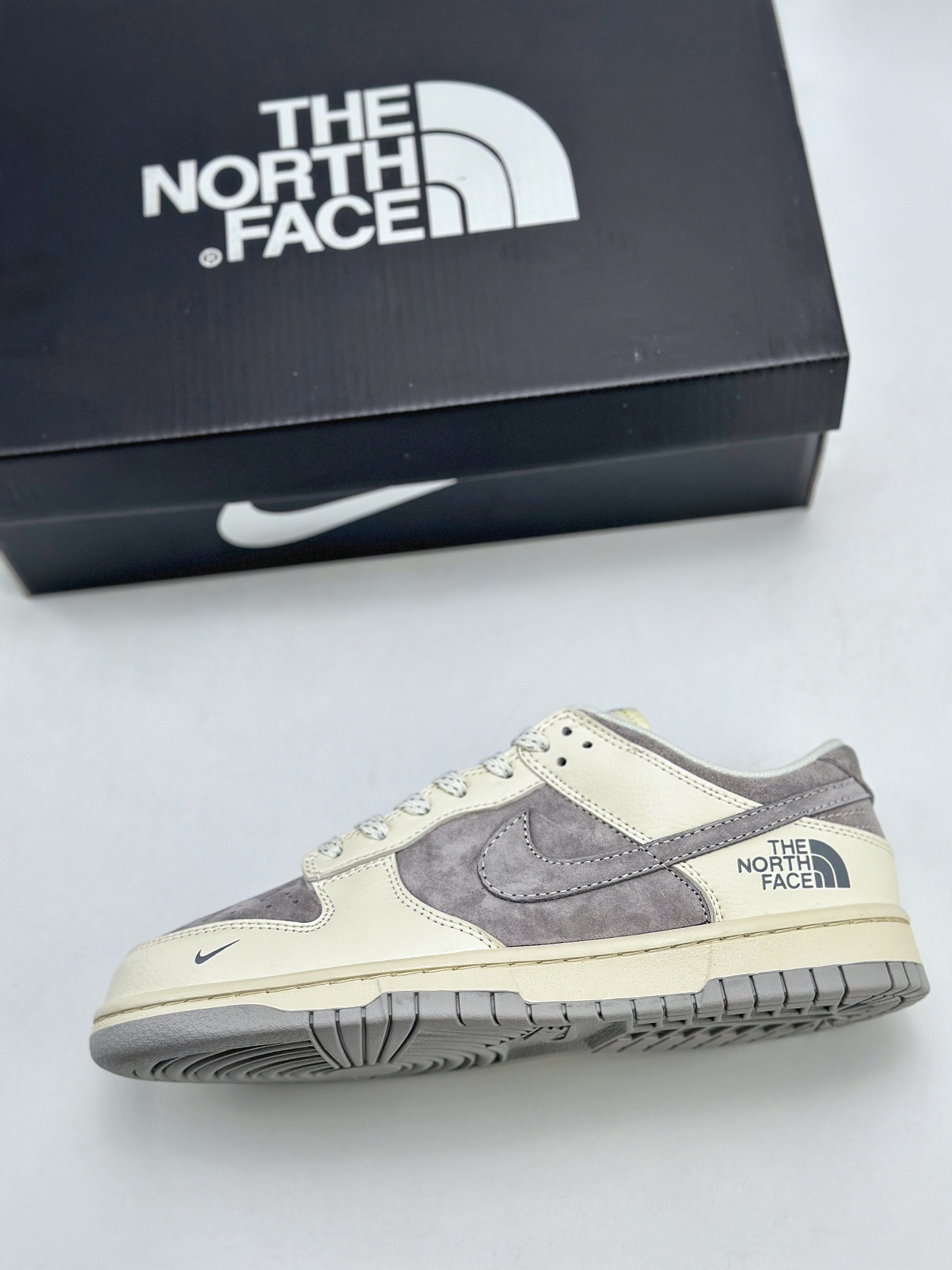 180 NIKE SB Dunk Low x The North Face 米白灰小钩 XD6188-020