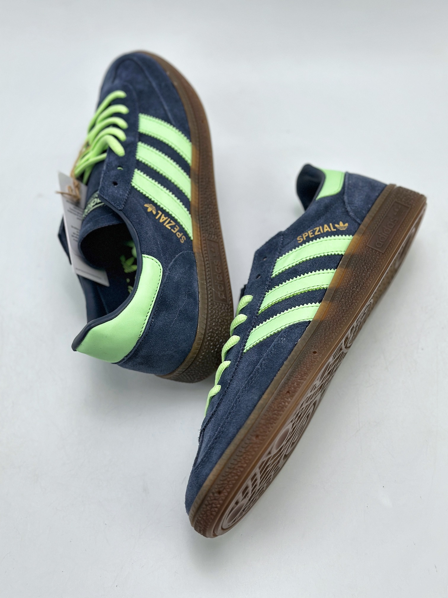 150 adidas originals Samba Handball Spezial 此款以简约大方的造型设计 IH7497