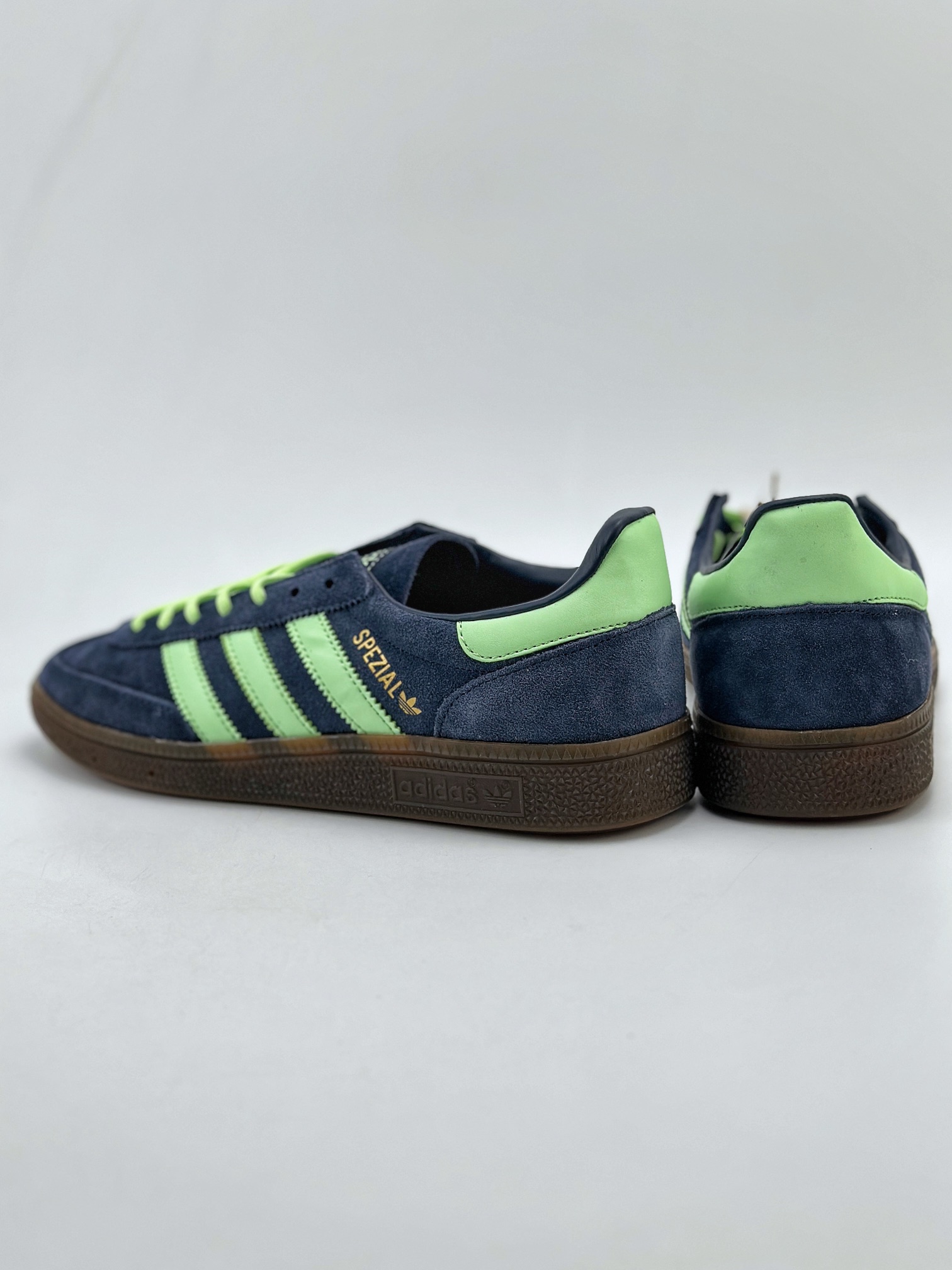 150 adidas originals Samba Handball Spezial 此款以简约大方的造型设计 IH7497