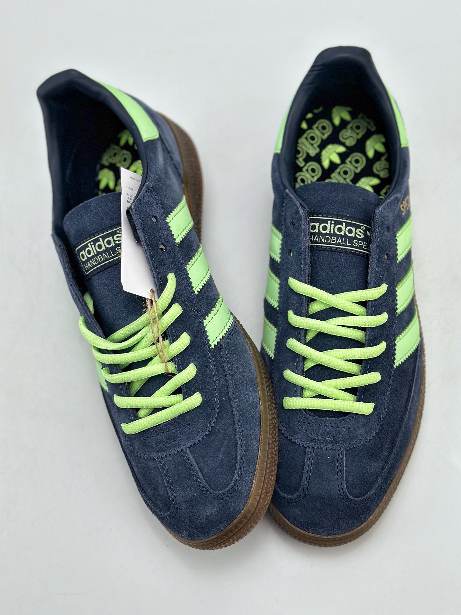 150 adidas originals Samba Handball Spezial 此款以简约大方的造型设计 IH7497