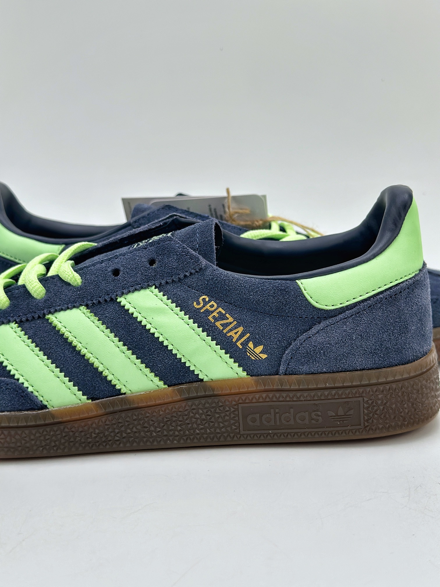 150 adidas originals Samba Handball Spezial 此款以简约大方的造型设计 IH7497