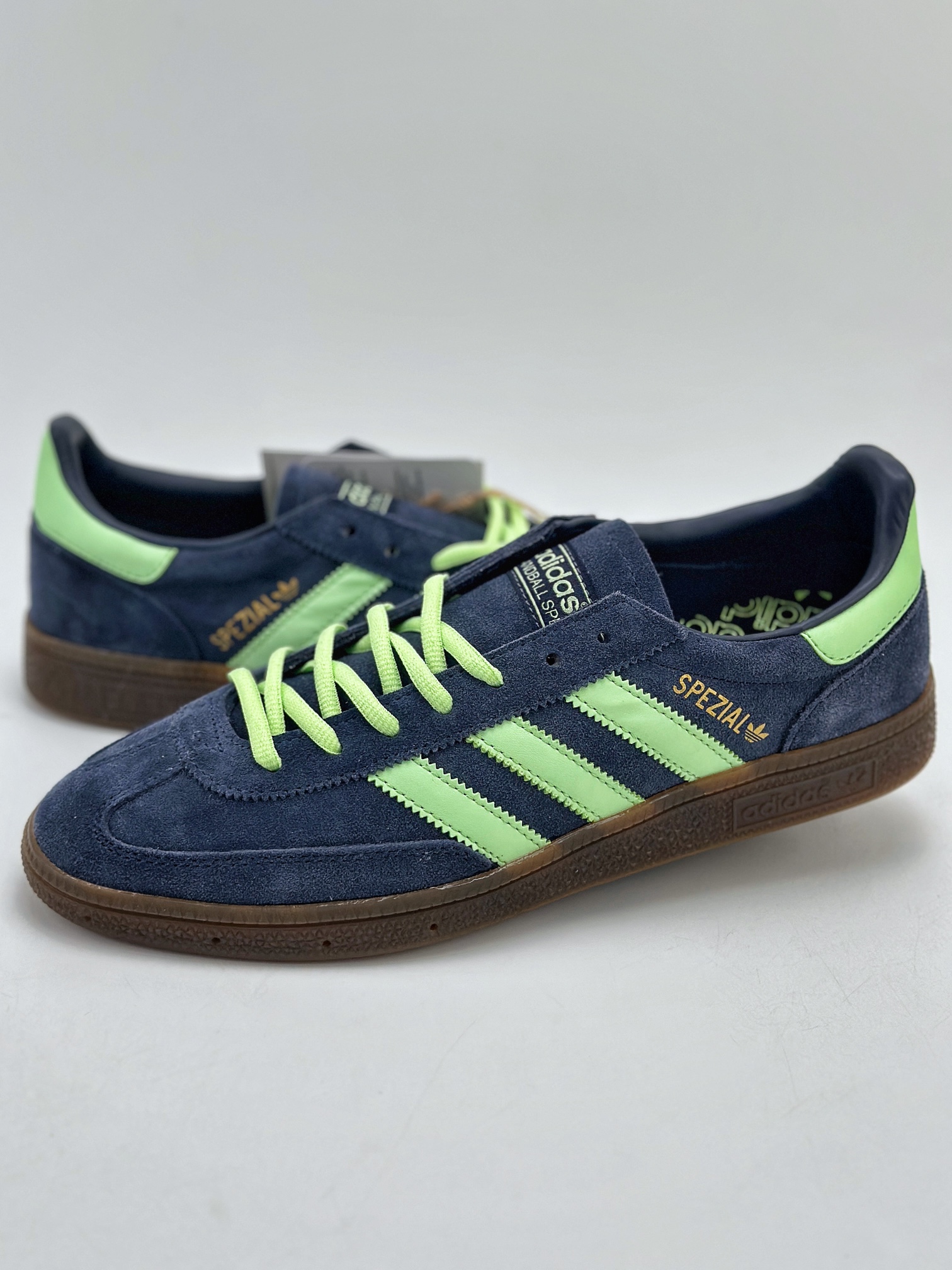 150 adidas originals Samba Handball Spezial 此款以简约大方的造型设计 IH7497