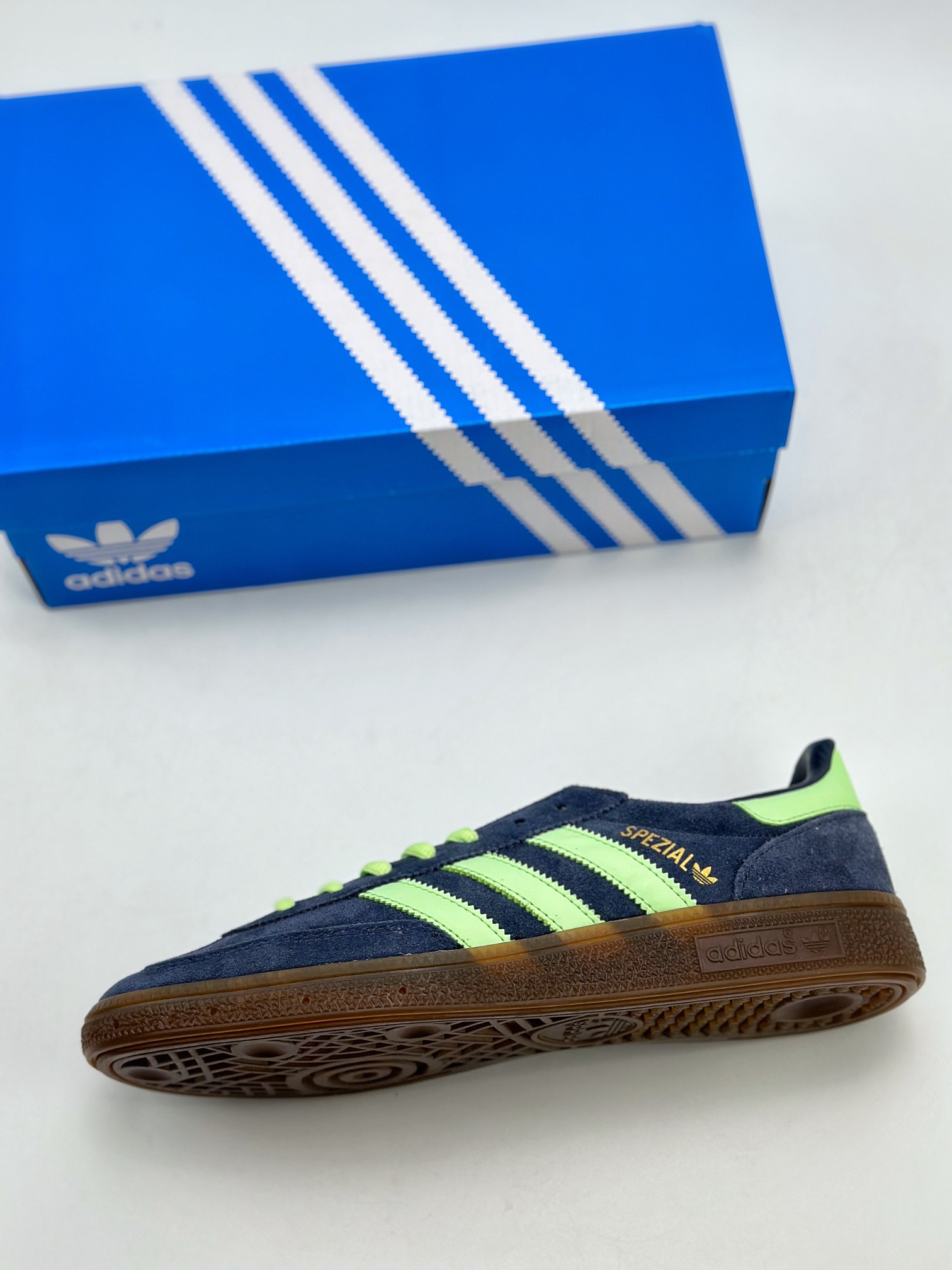 150 adidas originals Samba Handball Spezial 此款以简约大方的造型设计 IH7497