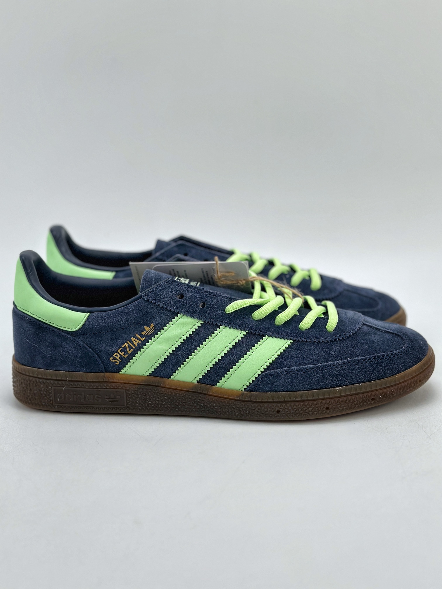 150 adidas originals Samba Handball Spezial 此款以简约大方的造型设计 IH7497